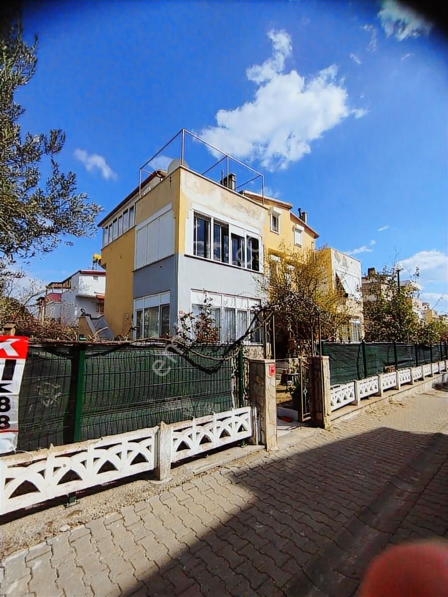Edremit/güre Beldesi 5+1 Oda/teras Bahçeli Triplex Satılıktır.