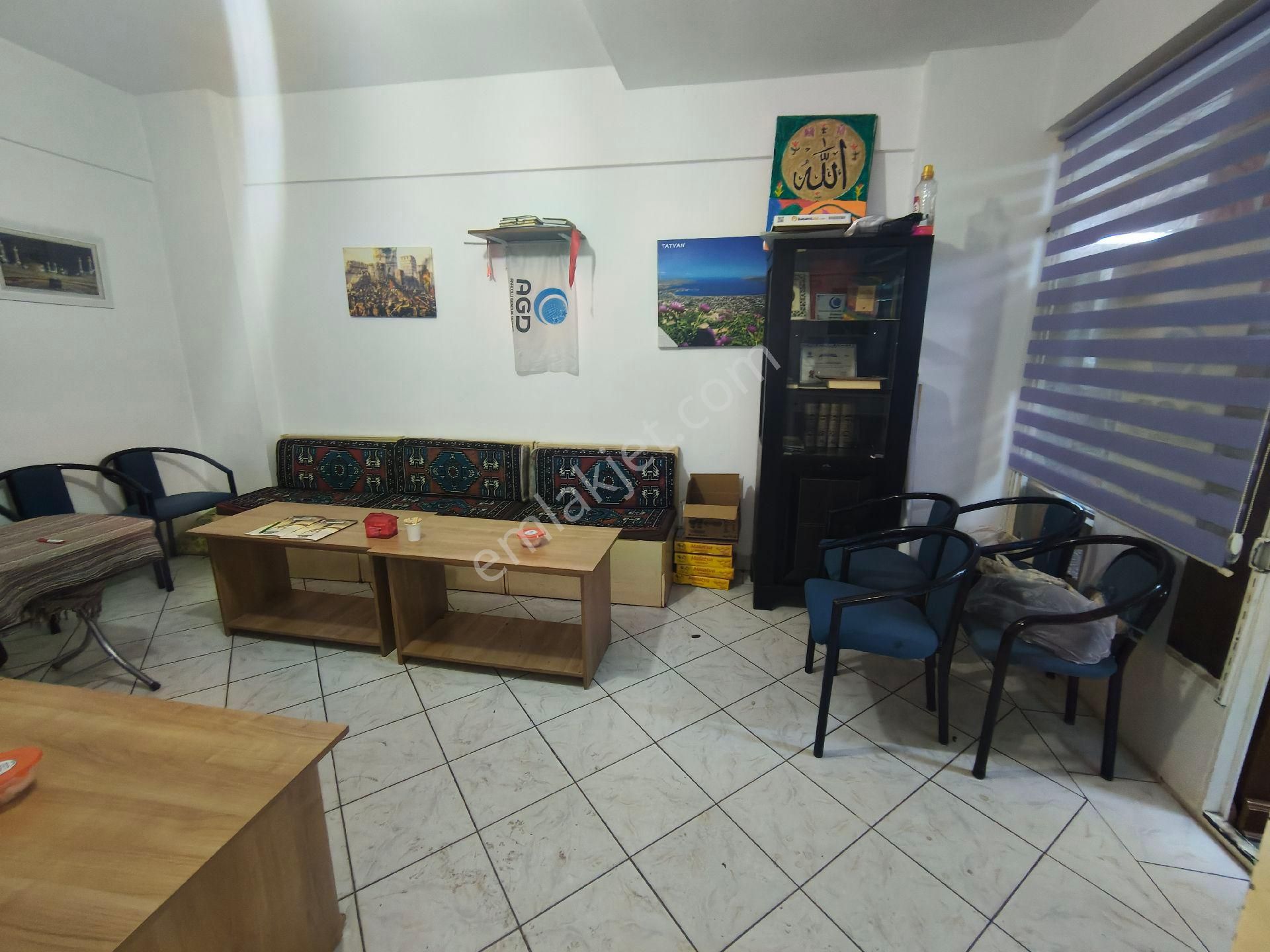 Güneyden Metroya Yakın Çarşının İçinde Pasajda 25m2 Dükkan