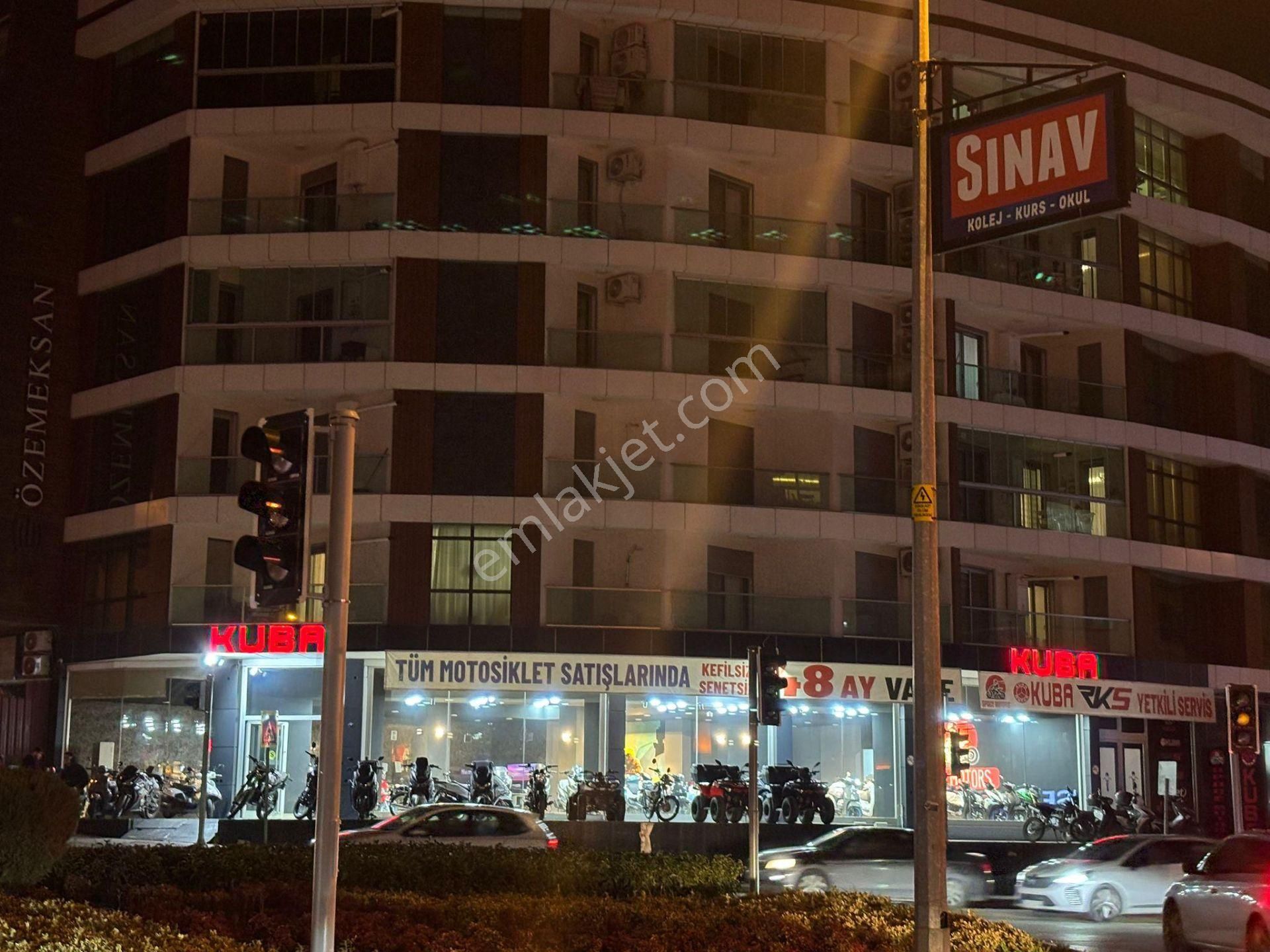 Bornova'da Tabela Değeri Yüksek 420 M2 Depolu Geniş Cepheli Kiralık Mağaza