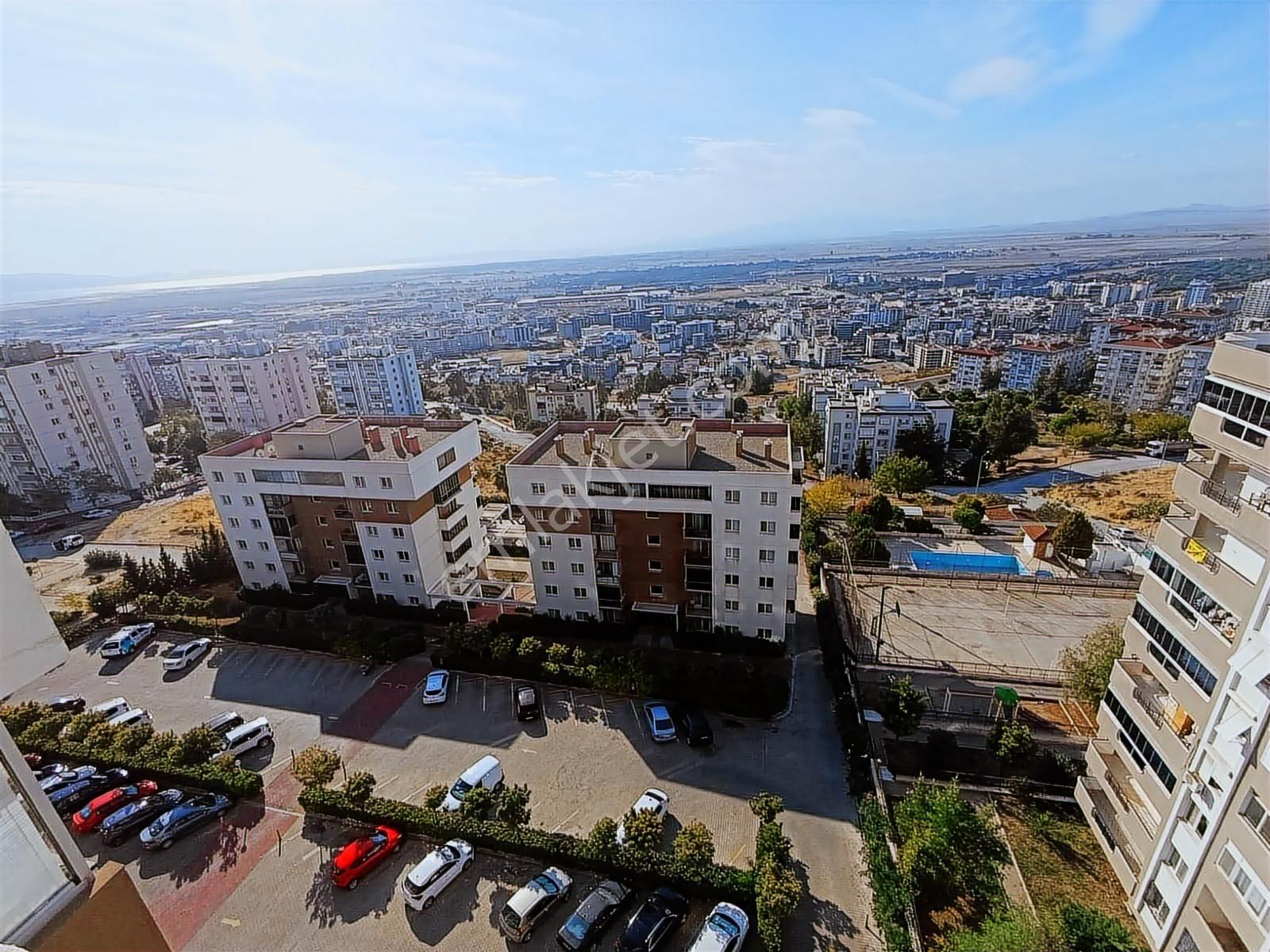 Çiğli'de Havuzlu Sitede Manzaraya Hakim Ferah 2+1 Daire H-43