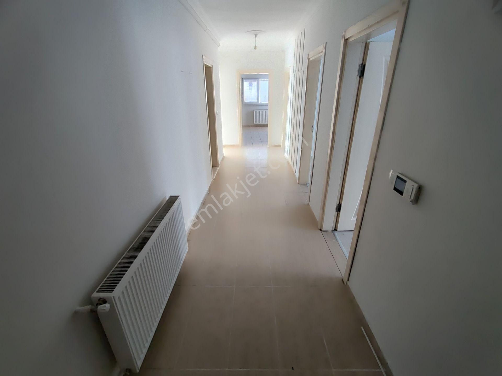 Kardeşten Edremitte Doğalgazlı Asansörlü Ara Kat Geniş 3+1 Daire - Görsel 15