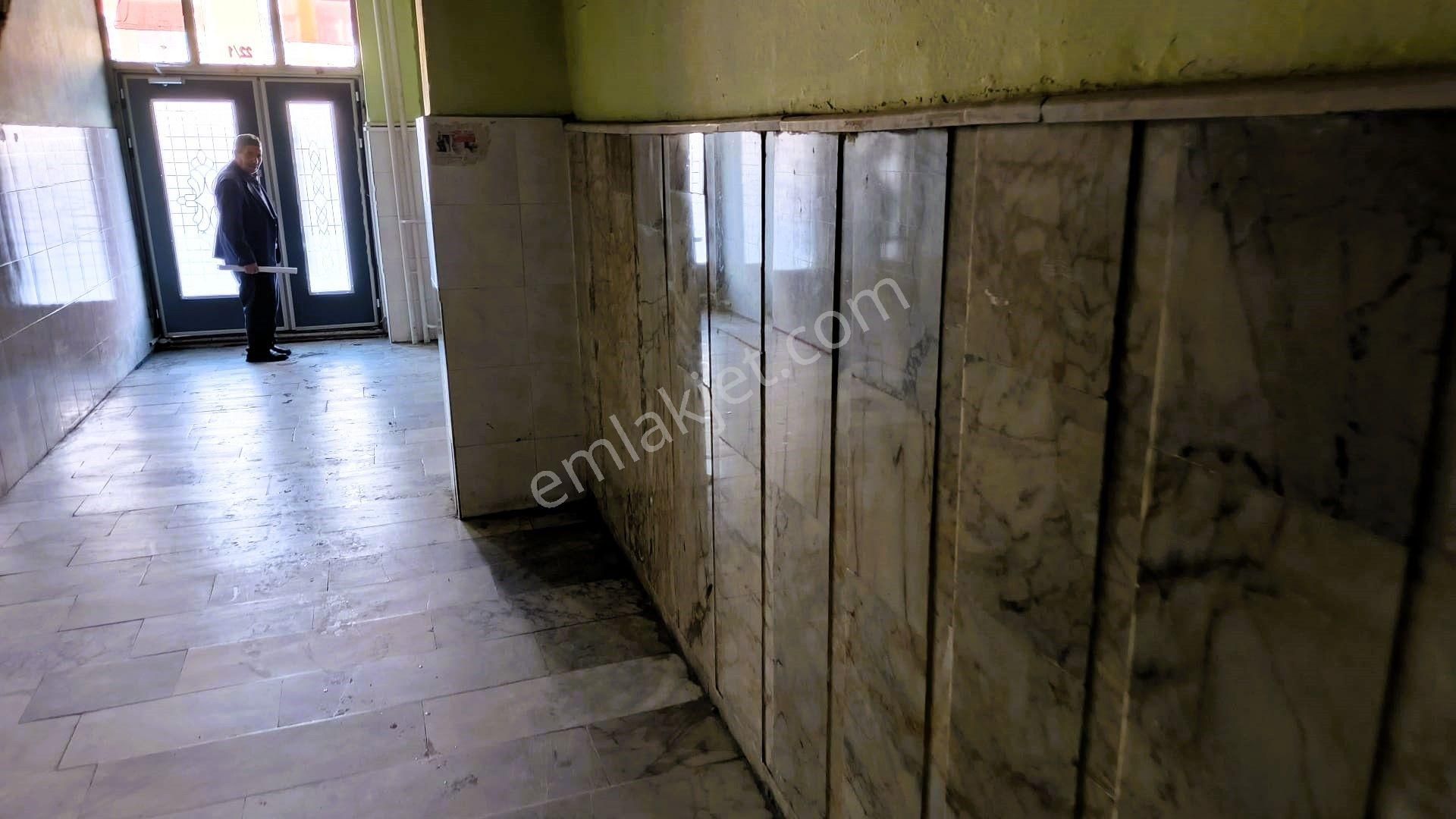 Migros Kavşağında Merkezde Satılık 2+1 Daire