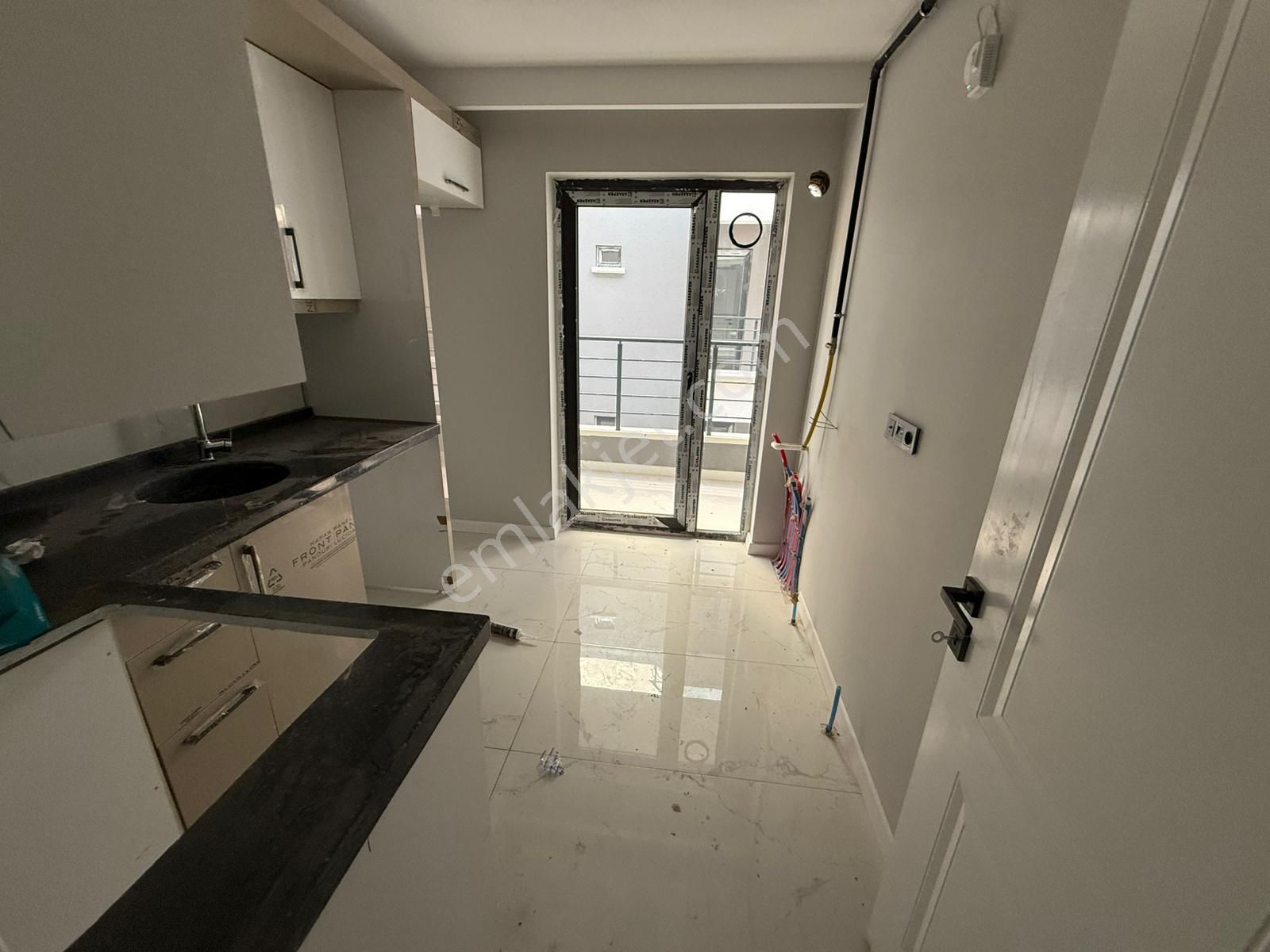 Vatan'dan Bağlarbaşı'nda Cadde Yakını Sıfır Binada Orta Kat Megalüks Yapılı 2+1 Satılık Daire - Görsel 3