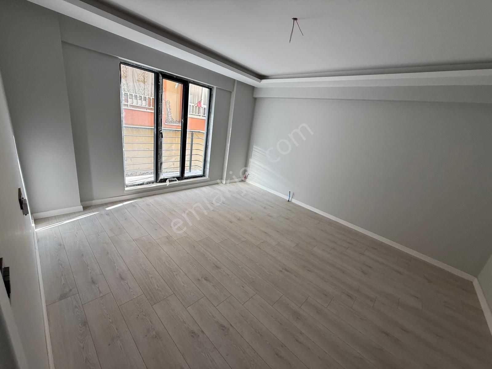 Vatan'dan Bağlarbaşı'nda Cadde Yakını Sıfır Binada Orta Kat Megalüks Yapılı 2+1 Satılık Daire