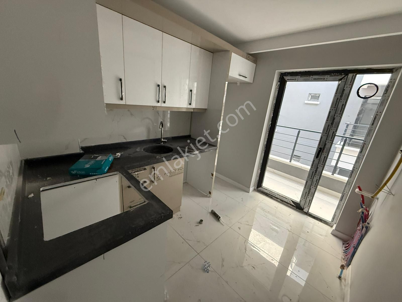 Vatan'dan Bağlarbaşı'nda Cadde Yakını Sıfır Binada Orta Kat Megalüks Yapılı 2+1 Satılık Daire - Görsel 4