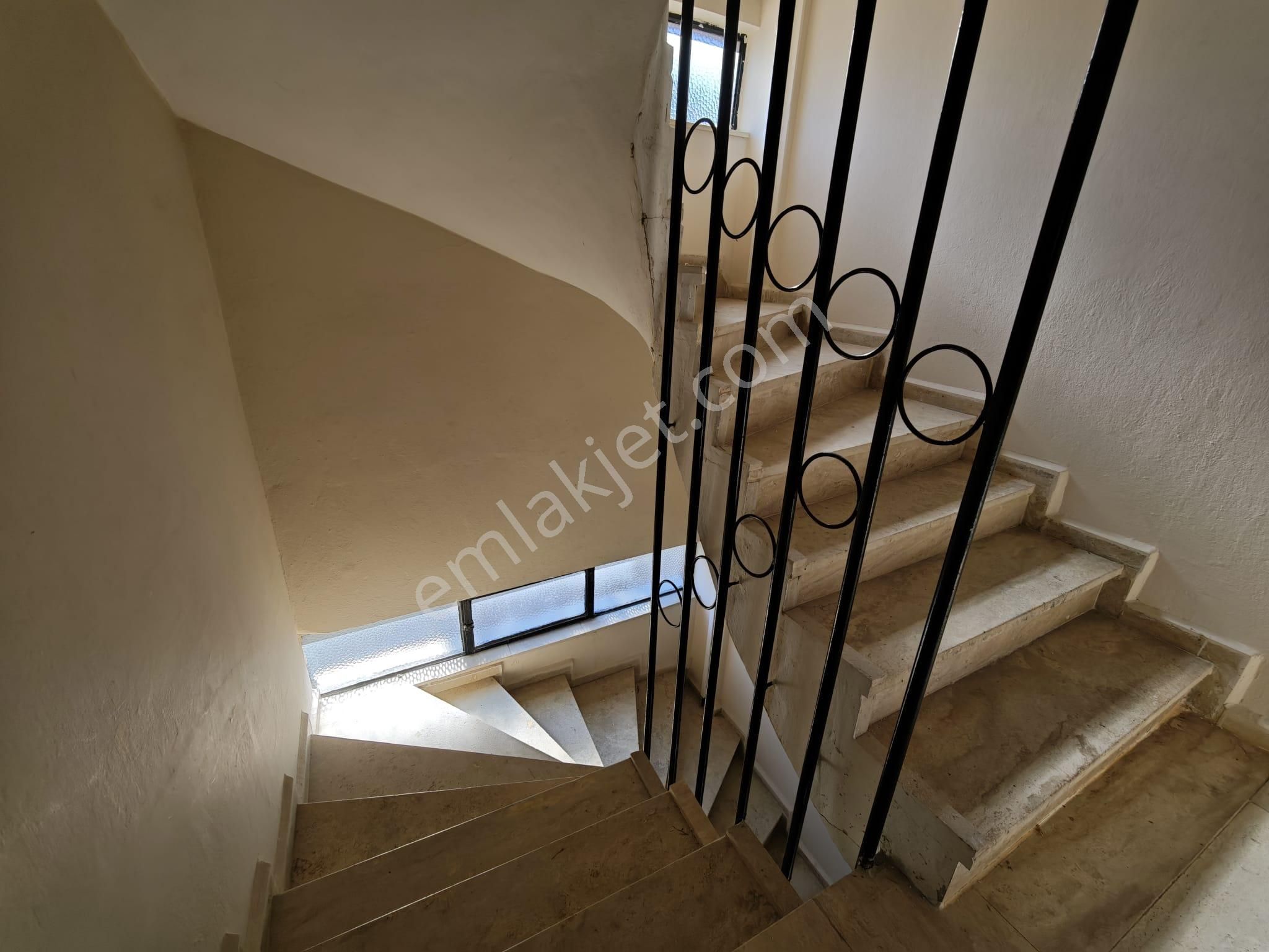 Kuşadası Hacıfeyzullah Mah Kiralık Görüşü Ve Üç Tarafı Açık Ferah Bir Köşe Daire - Görsel 2
