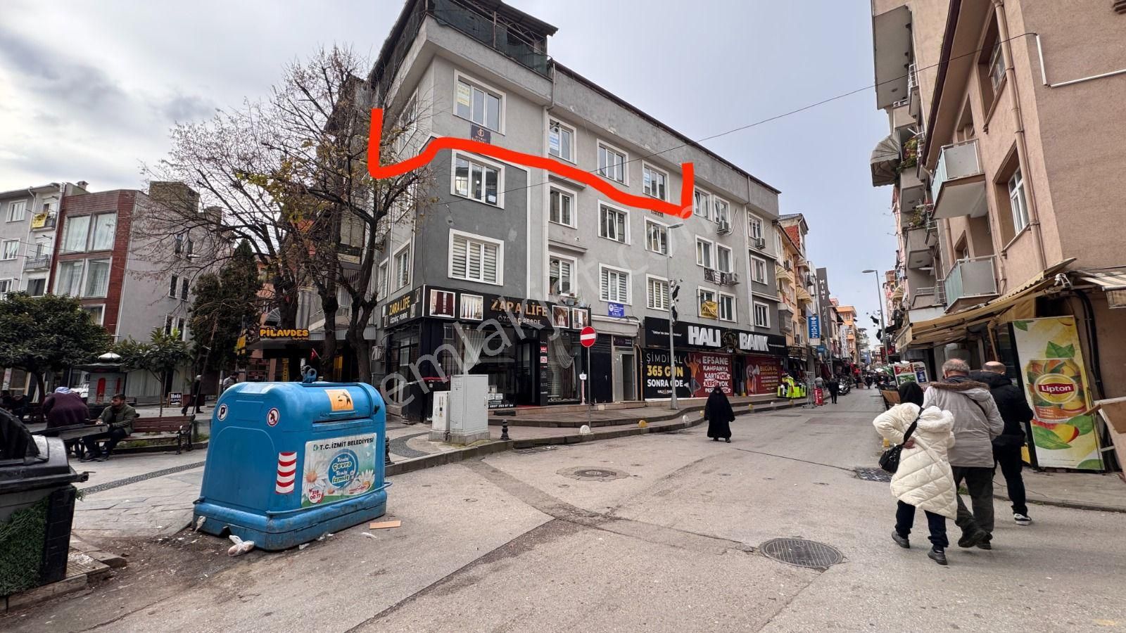 İkizliçeşme Merkez'de Çarşı İçinde Kiralık 3+1 Ofis, Büro