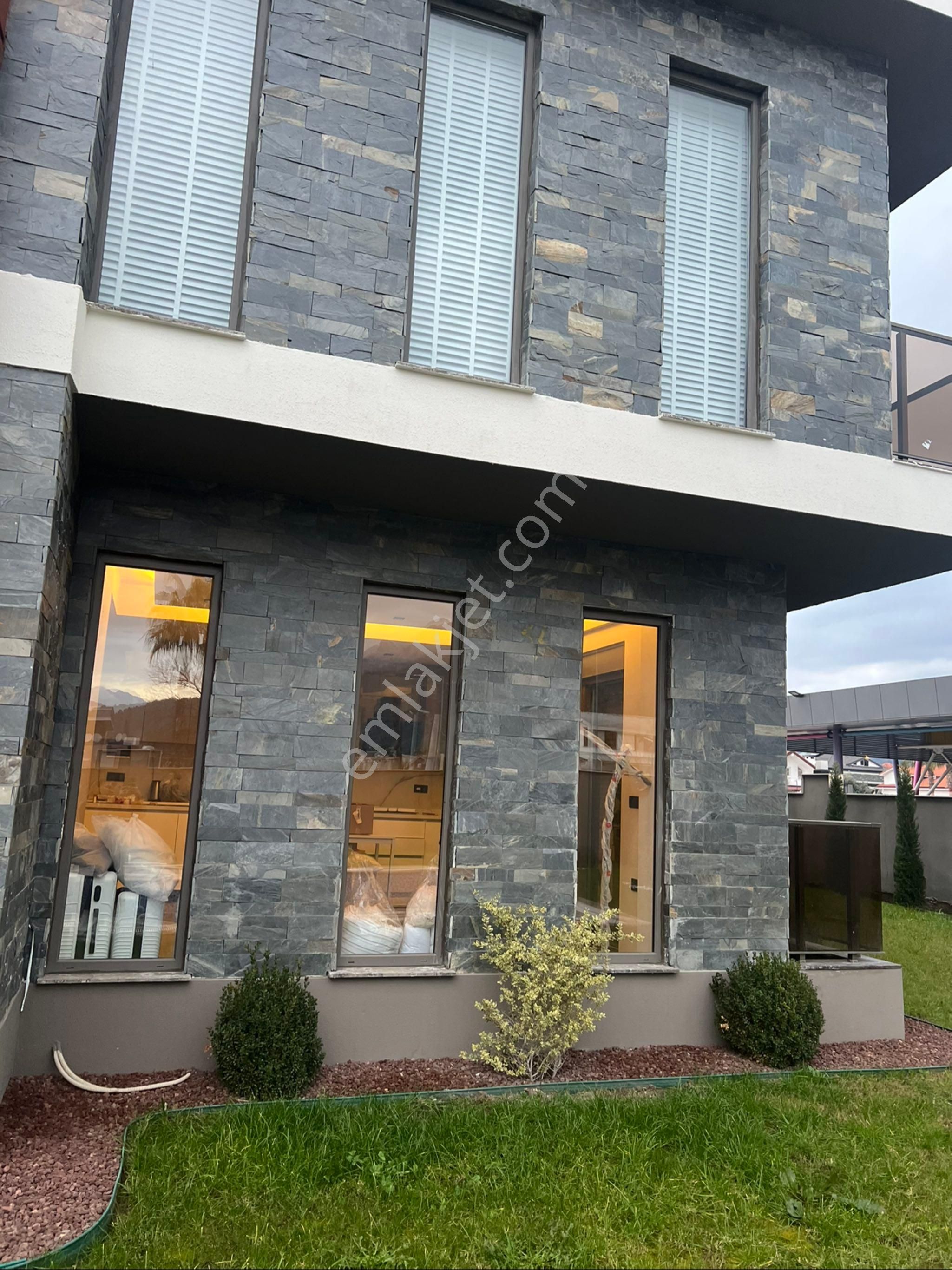 Bahçeli Havuzlu 1 Kat Satılık Ev 1+1