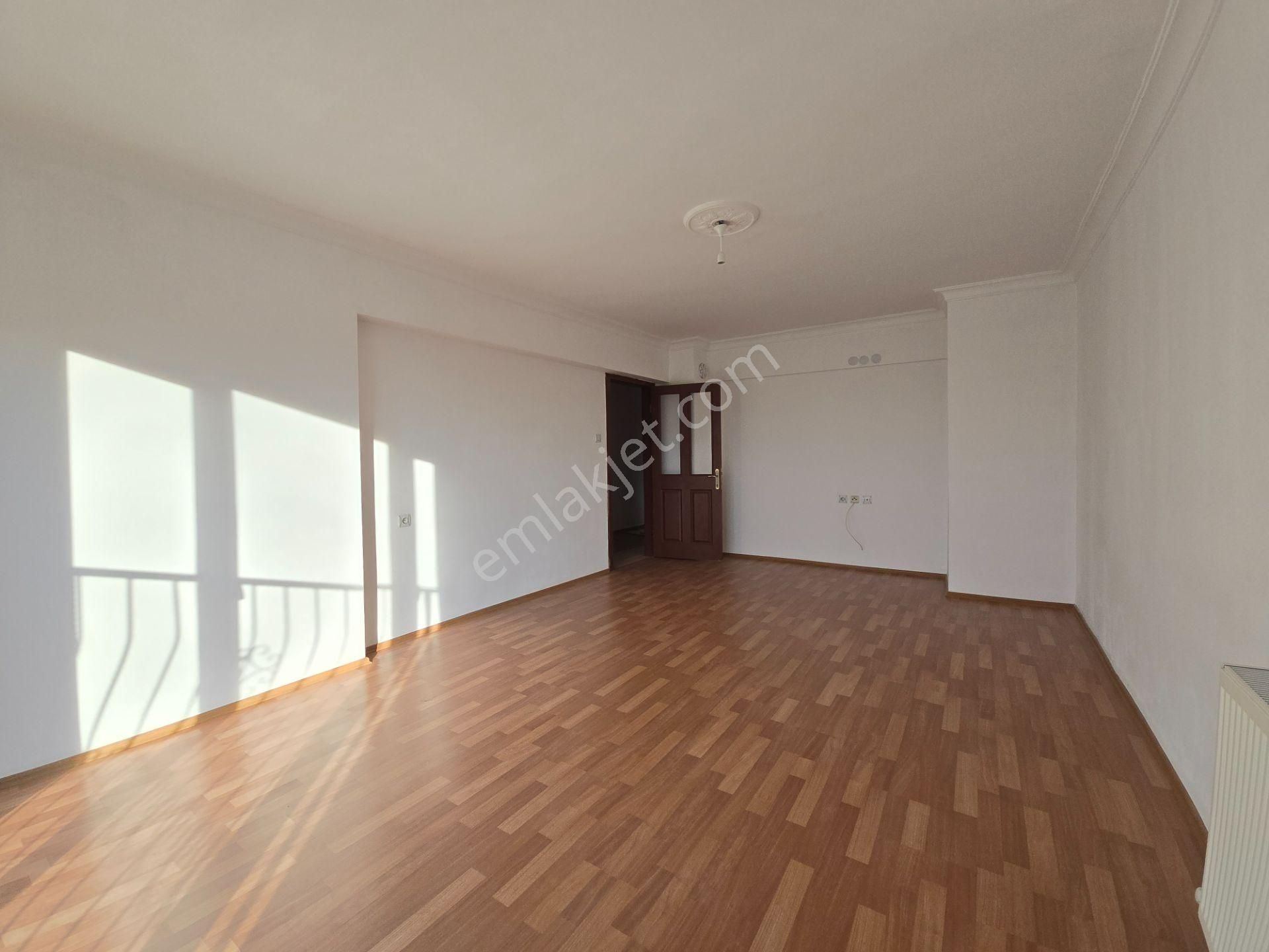 Merkezi Konum Köşe Başı 1. Kat Masrafsız Boş 3+1 Satılık Daire - Görsel 3