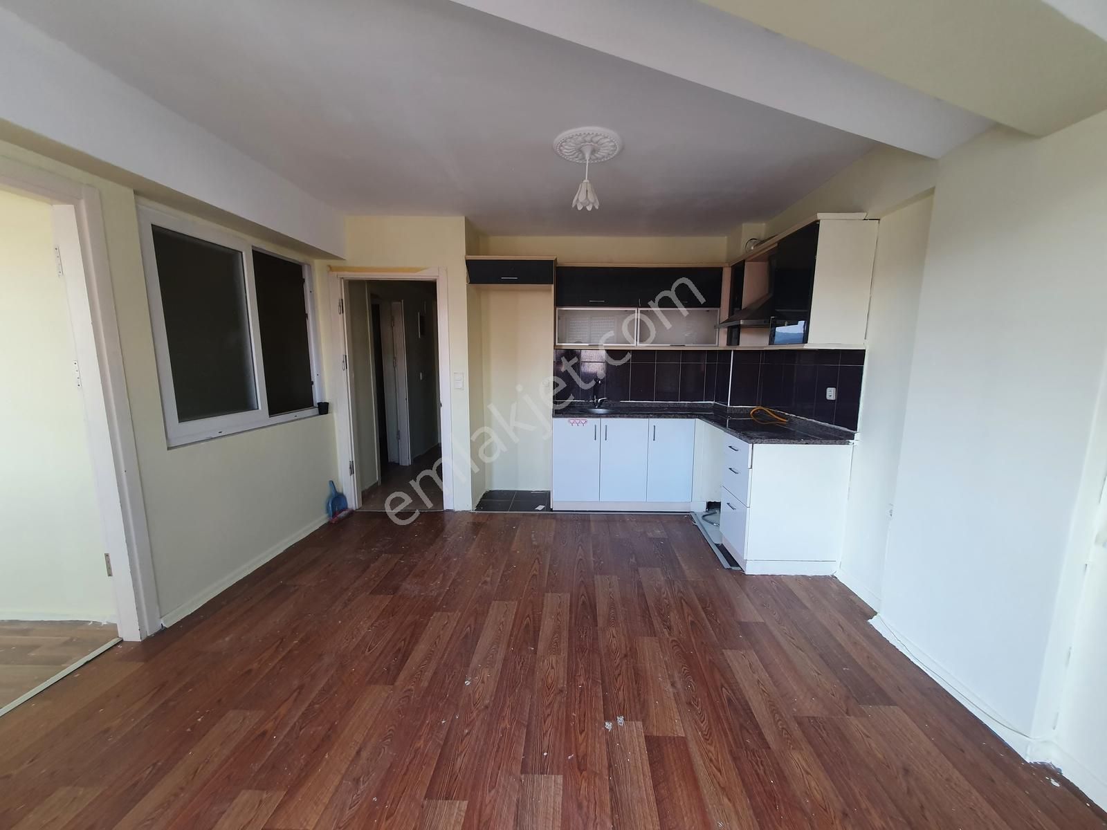 Gülyakada Merkezi Konumda 2+1 Bakımlı,satılık Daire!