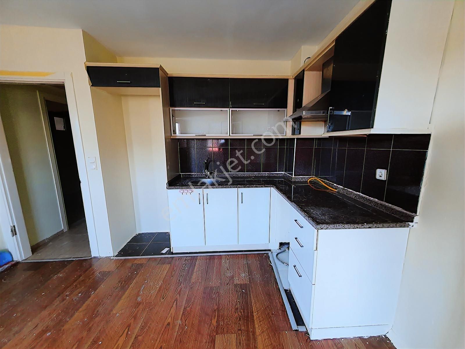 Gülyakada Merkezi Konumda 2+1 Bakımlı,satılık Daire! - Görsel 2