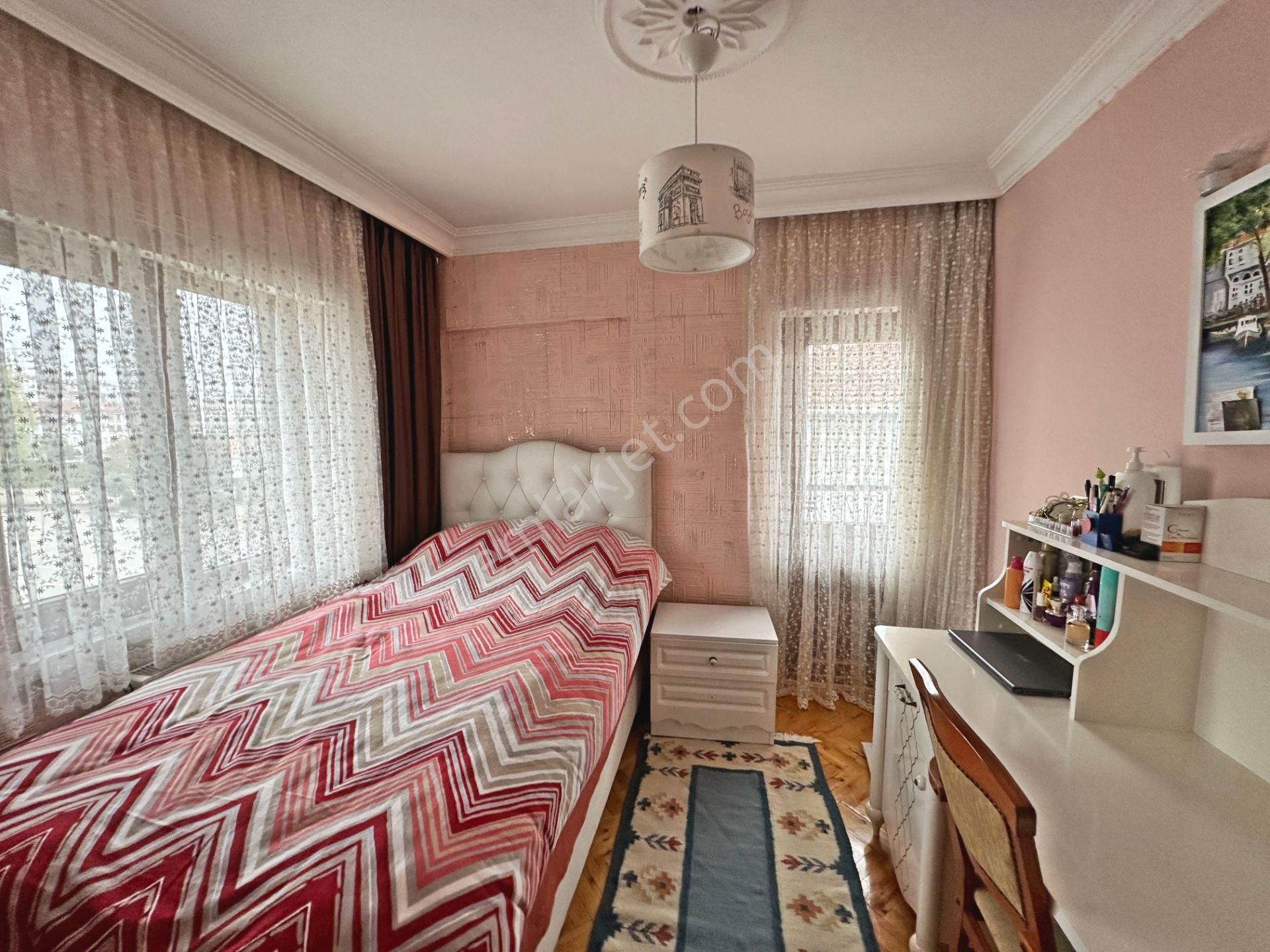 30 Ağustos Okul Yakını Katta Ön Cephede 3+1 Satılık Daire - Görsel 6