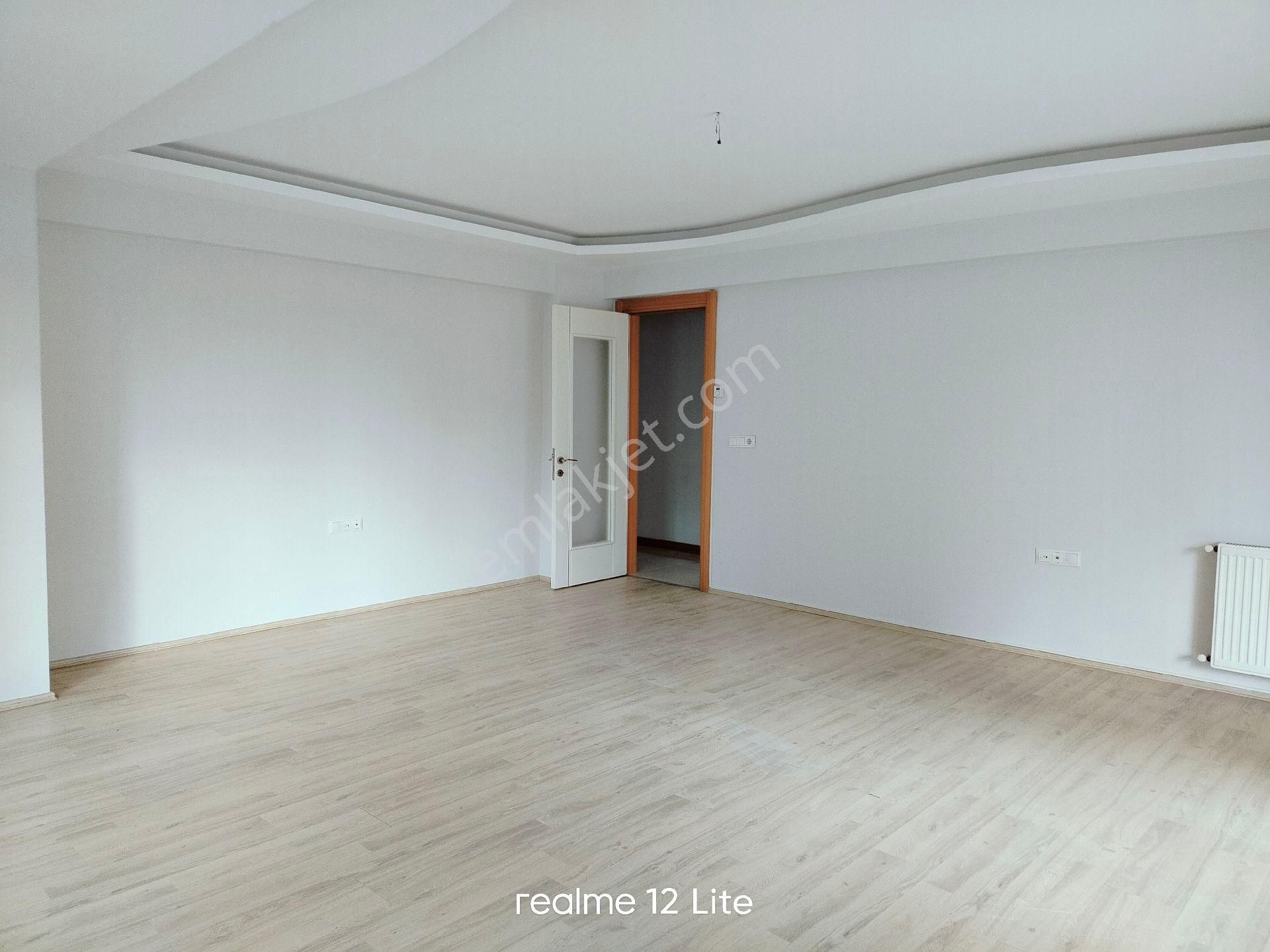 Adnan Menderes Mahallesi'nde, Geniş 3+1 Satılık Daire ! - Görsel 17