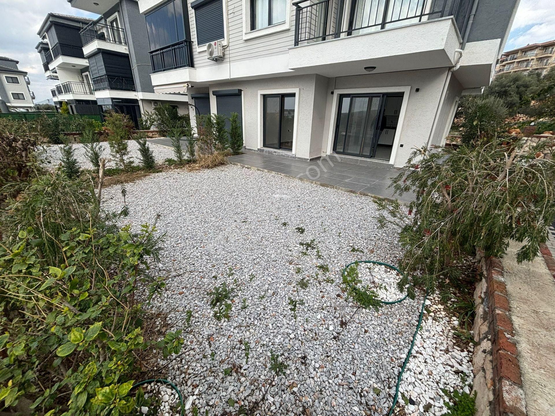 Didim Akbükte Havuzlu Sitede Geniş Bahçeli Satılık Daire