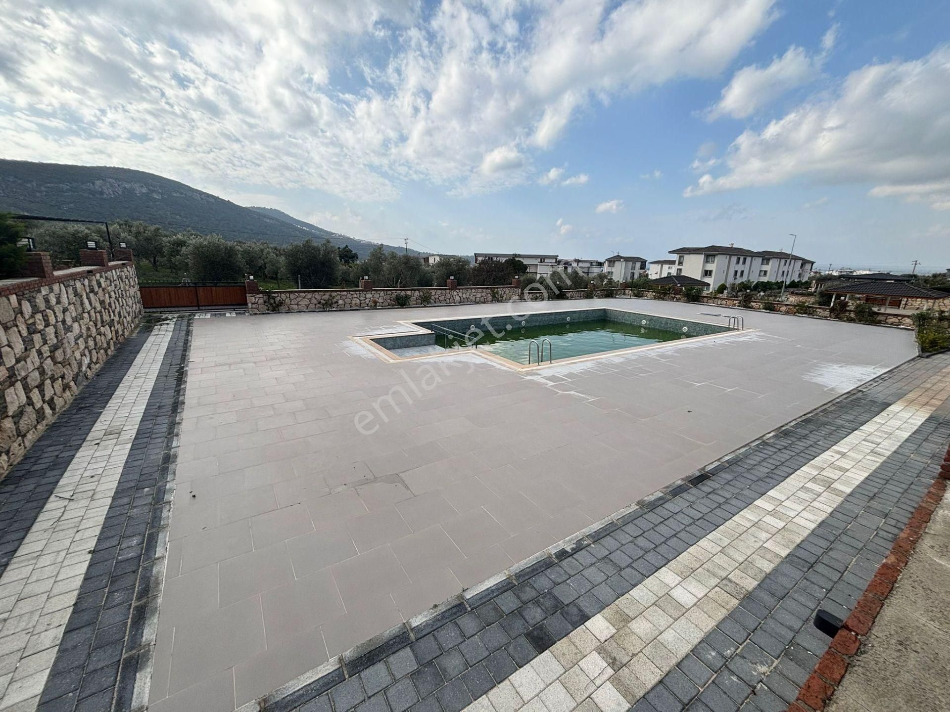 Didim Akbükte Havuzlu Sitede Geniş Bahçeli Satılık Daire - Görsel 3