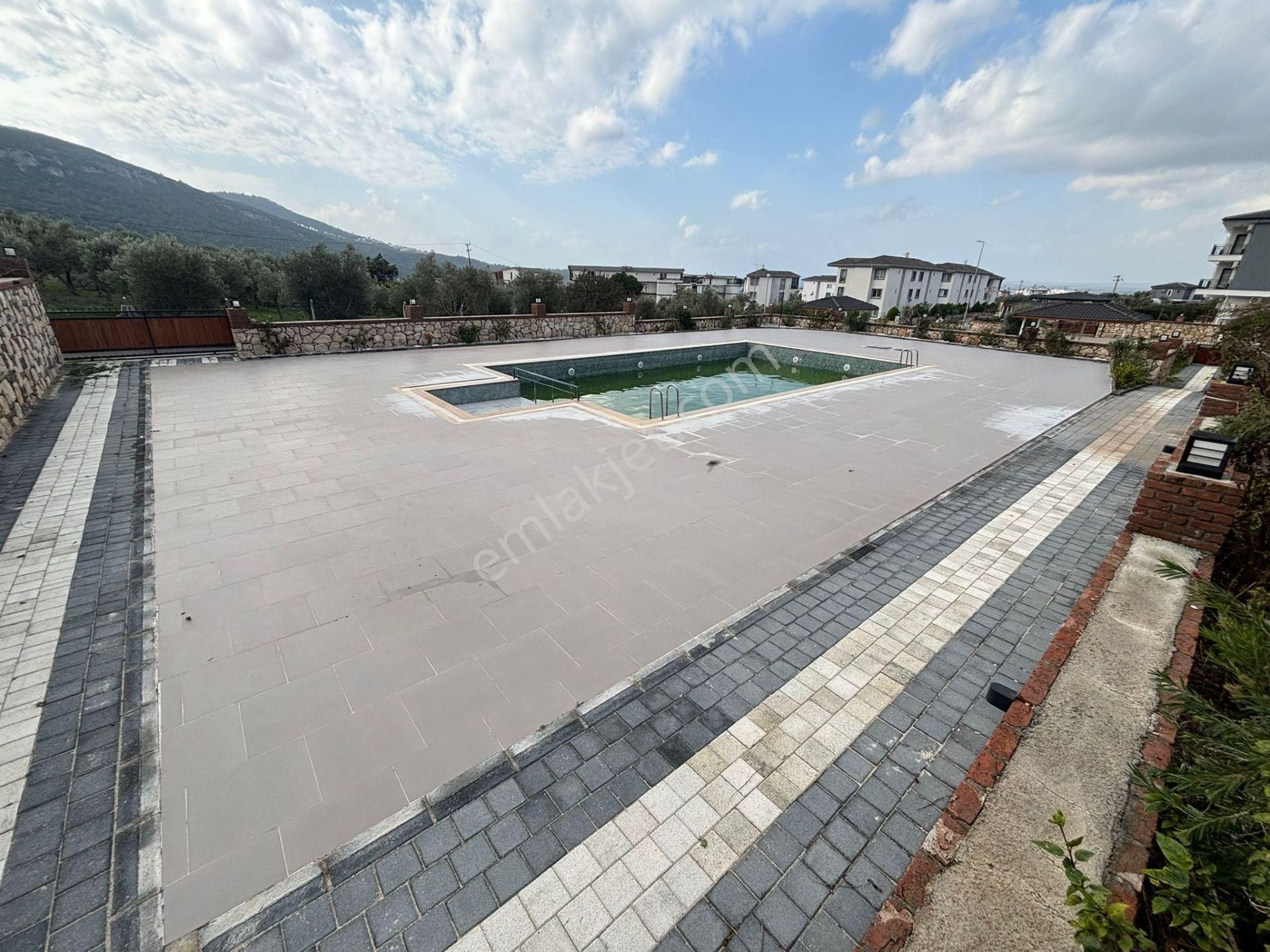 Didim Akbükte Havuzlu Sitede Geniş Bahçeli Satılık Daire - Görsel 4