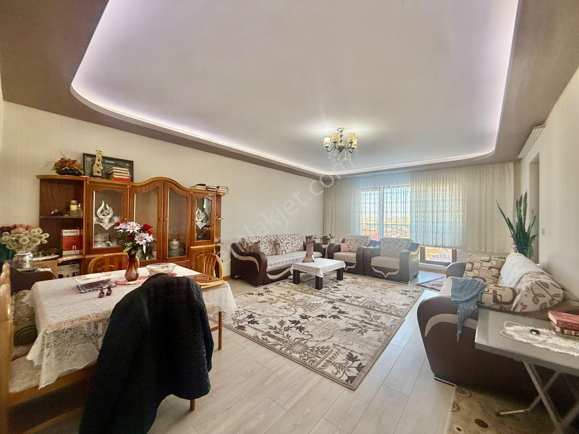 Merkez Mah. Bulvar Cephe Teras Balkonlu Geniş Lüx 4+1