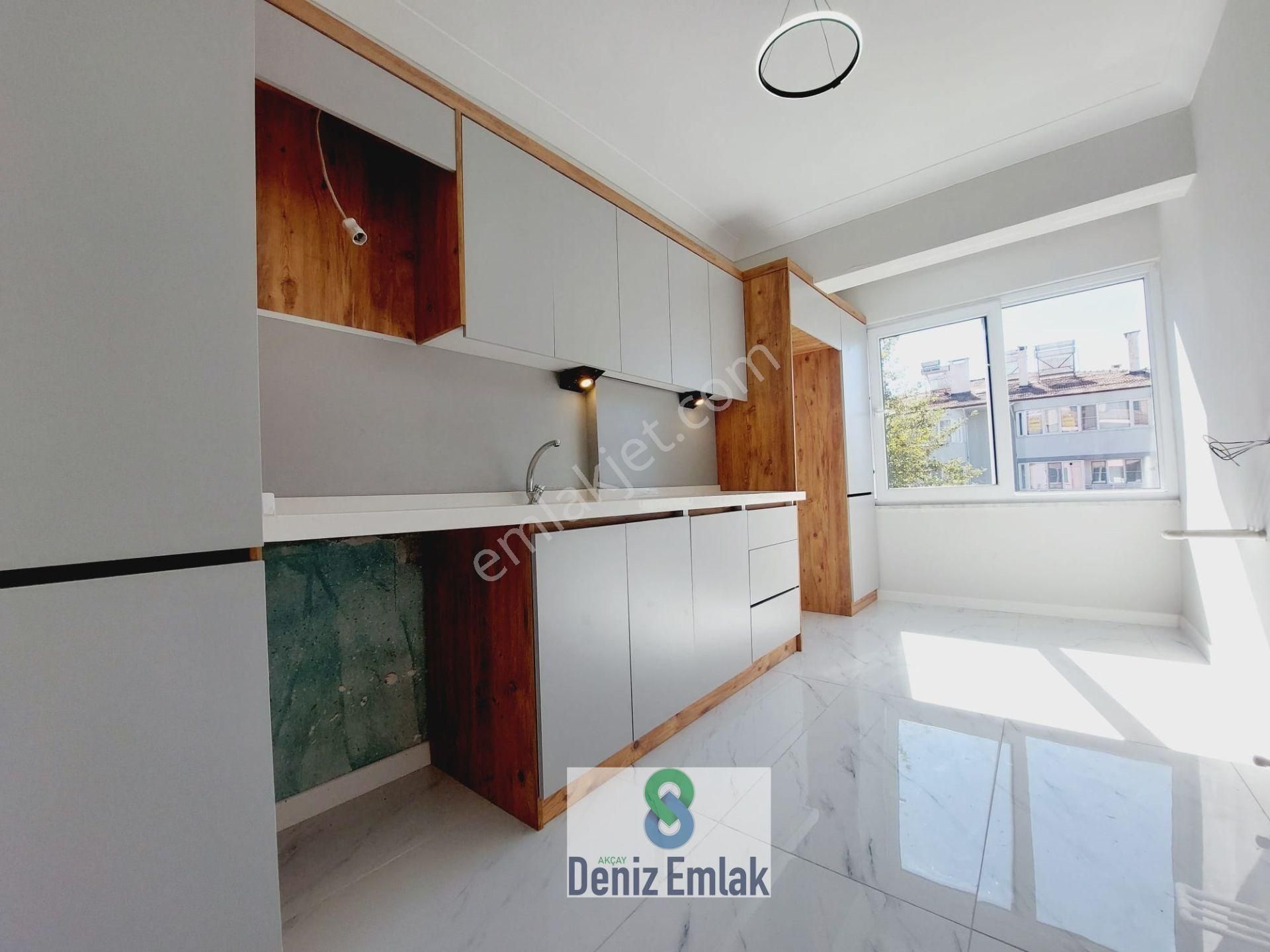 Denizden Akçayda Ön Cephe Arakat Geniş Masrafsız Satılık 2+1 Daire.