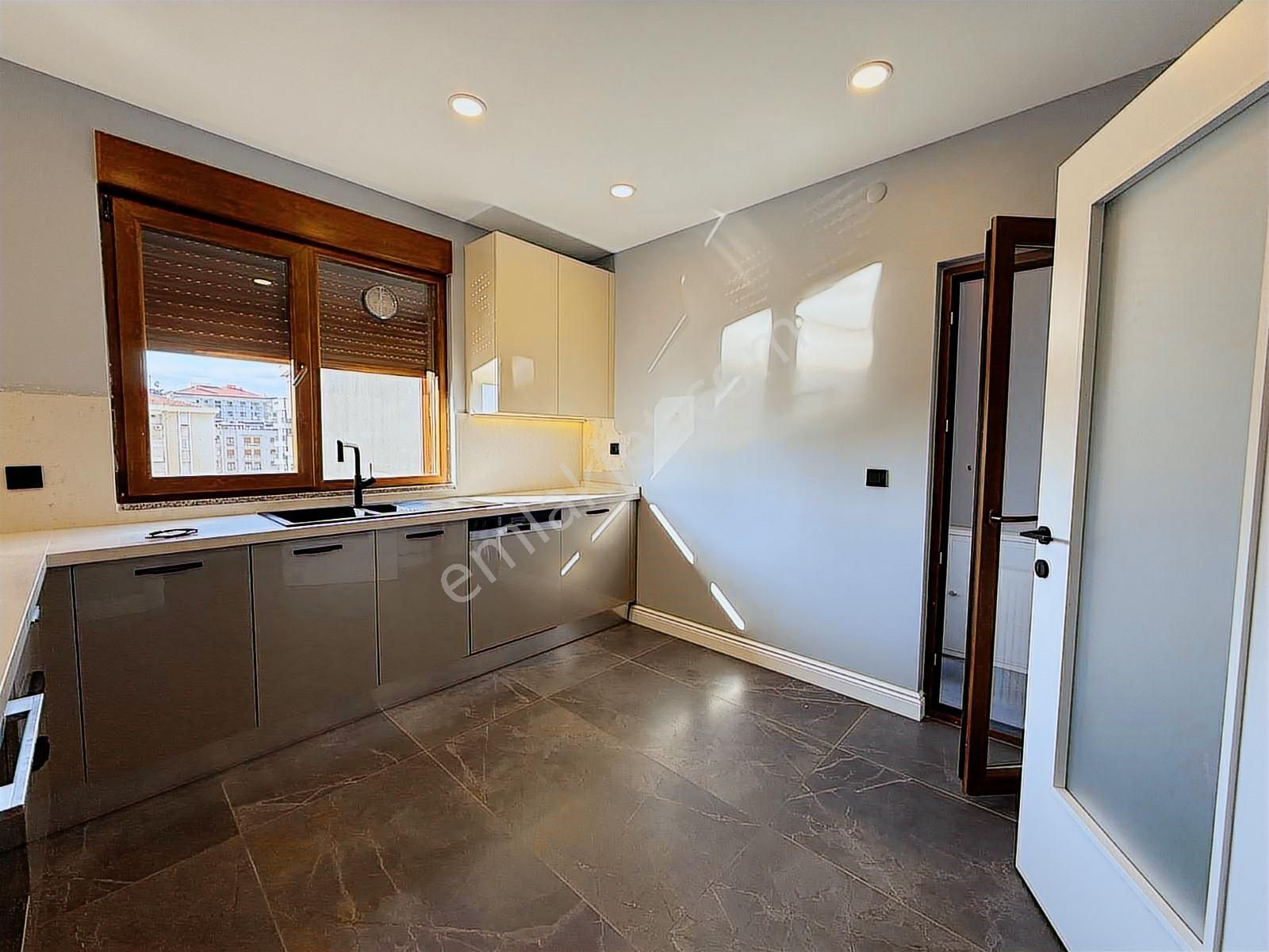 Erenköy'de 3+1 Net 130m2 Ebv Banyolu İskanlı Fırsat Daire - Görsel 4