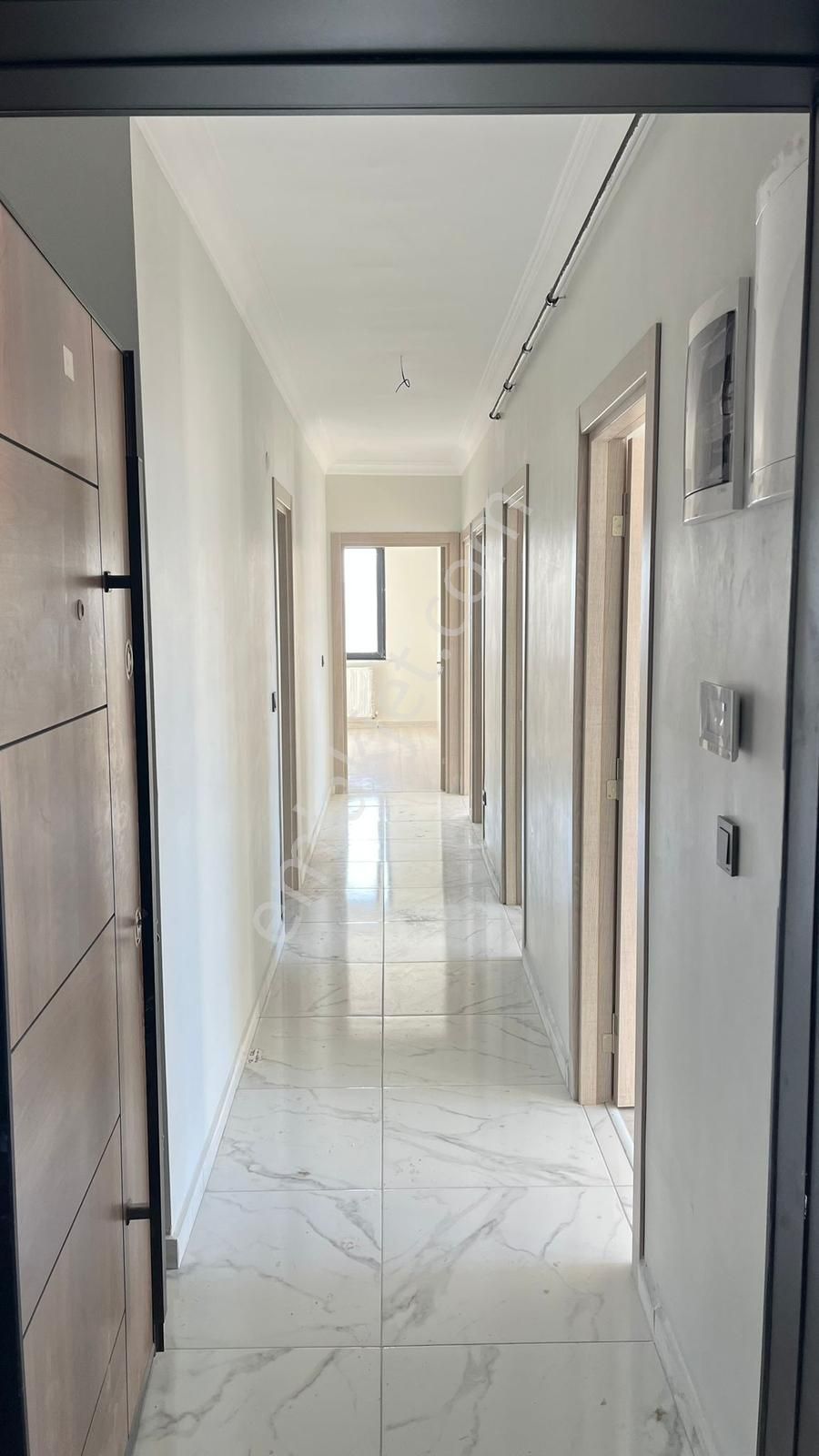 Ümr. Namık Kemal'de Otoparklı Ebv. Banyolu Ferah 3+1 - Görsel 6