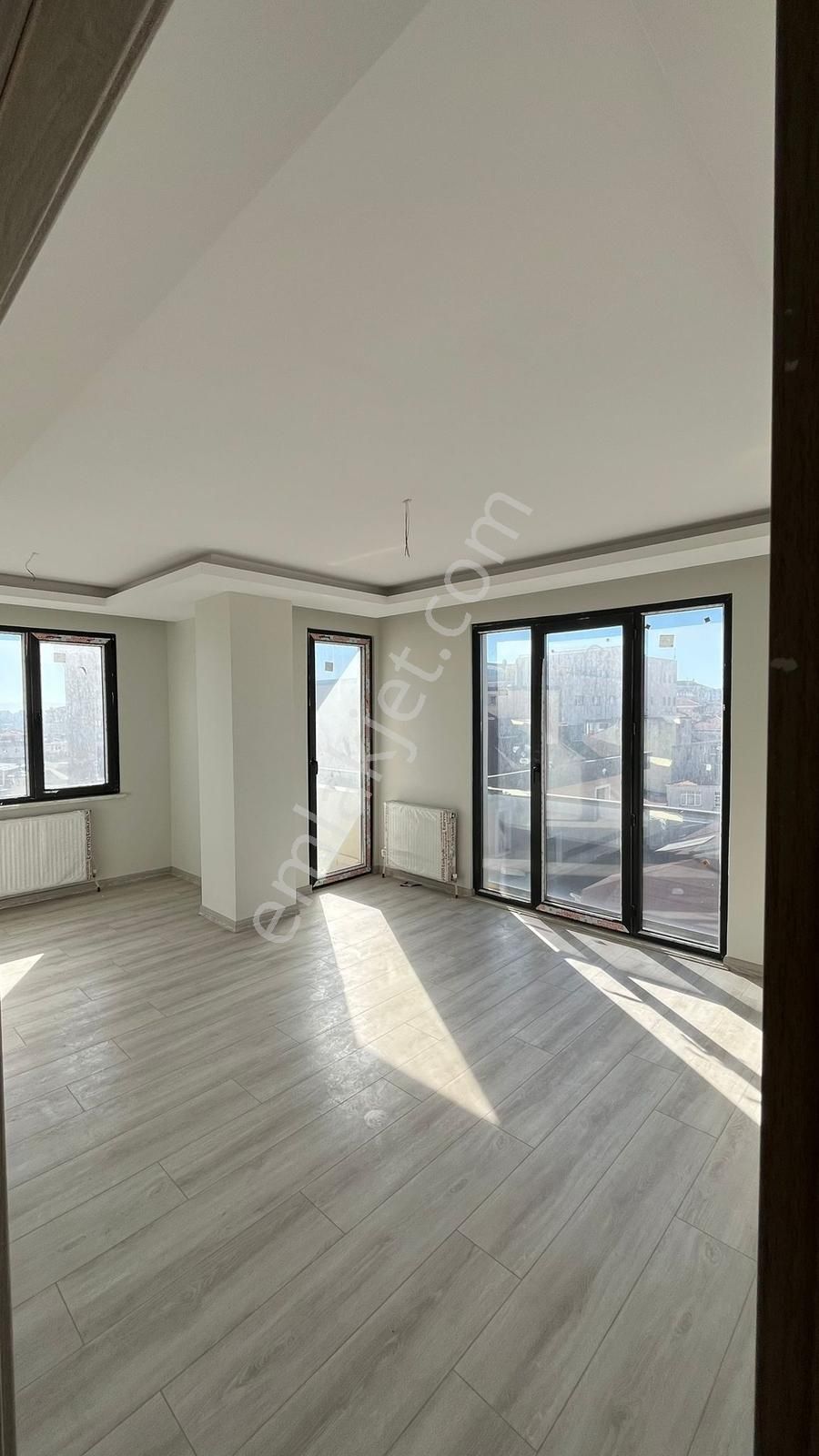 Ümr. Namık Kemal'de Otoparklı Ebv. Banyolu Ferah 3+1 - Görsel 17