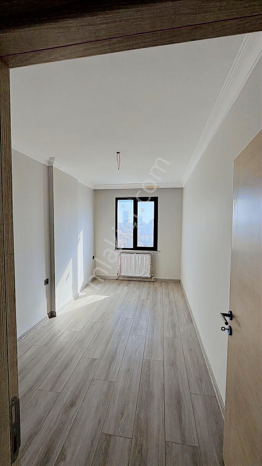 Ümr. Namık Kemal'de Otoparklı Ebv. Banyolu Ferah 3+1 - Görsel 11