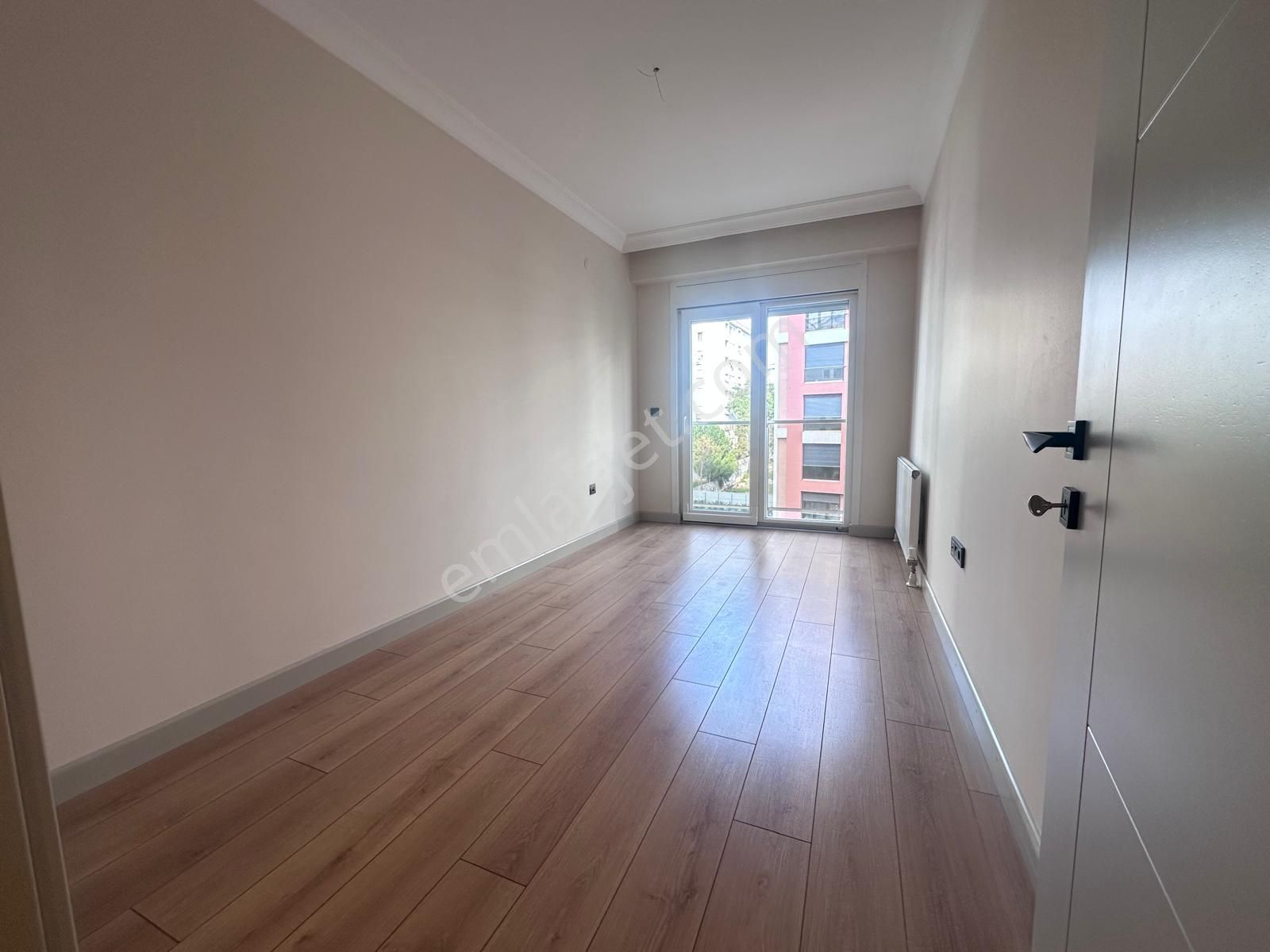 Erenköy Kaşanelerde 7/24 Güvenlikli Havuzlu Prestijli Binada - Görsel 13