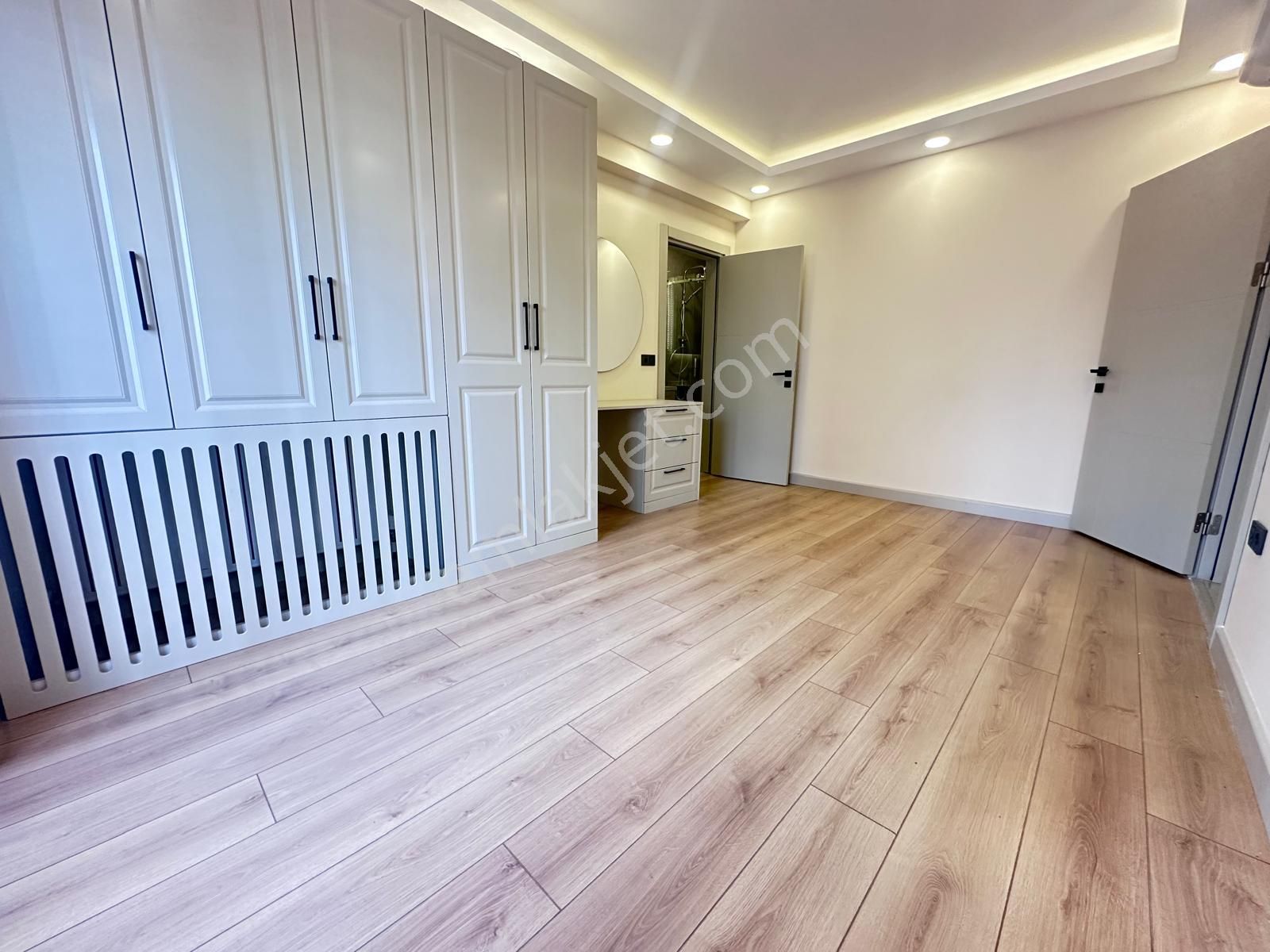 Erenköy Kaşanelerde 7/24 Güvenlikli Havuzlu Prestijli Binada - Görsel 19