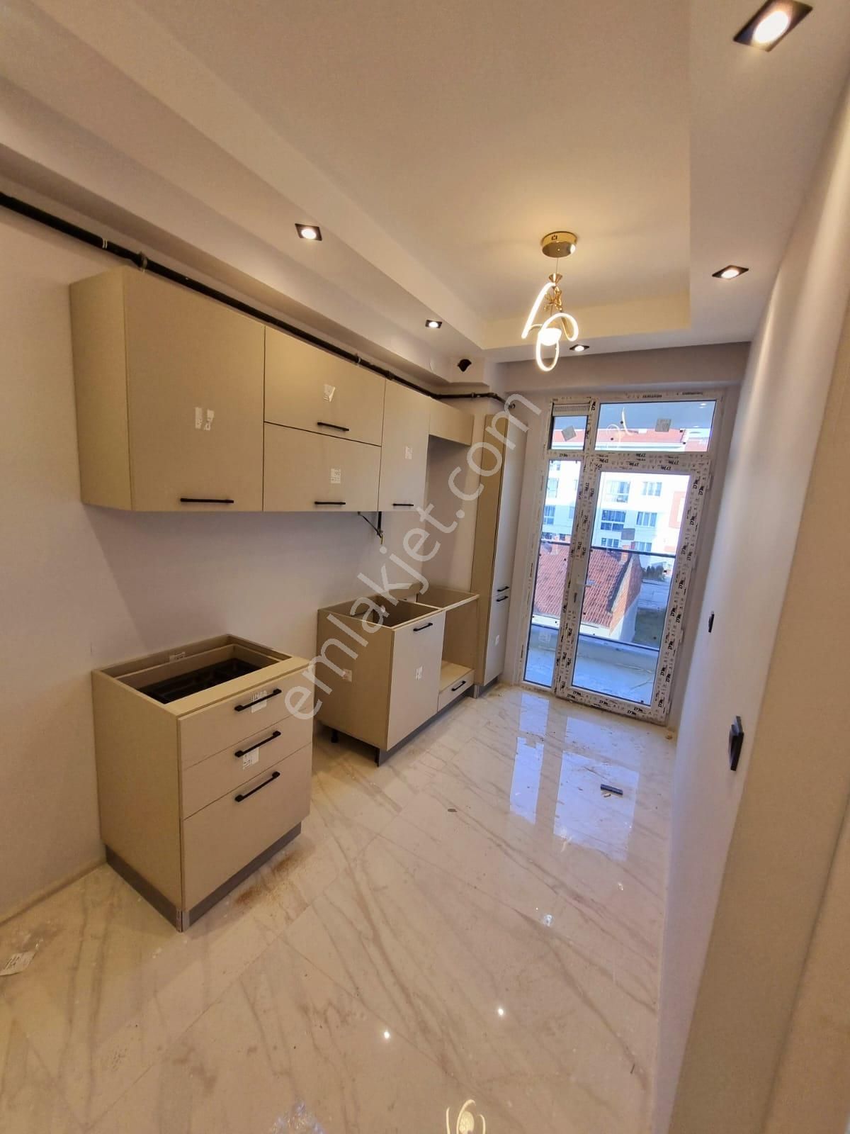 Çamlıca Mahallesinde Satılık 2+0 Daire