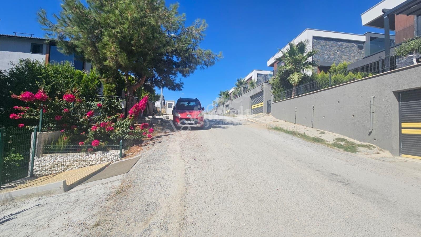 Kuşadası Soğucak'ta İnşaat Ruhsatı Alınmış Deniz Manzaralı Arsa