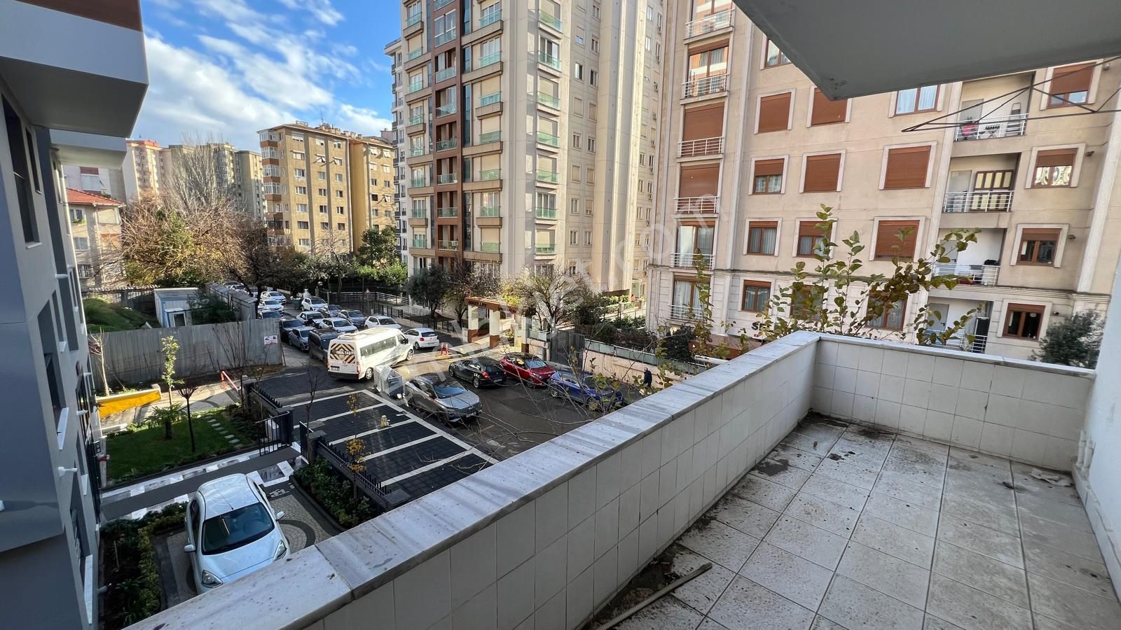 Kozyatağı'nda Kozzy Avm'nin Yanı Başında Kiralık 2+1 Daire