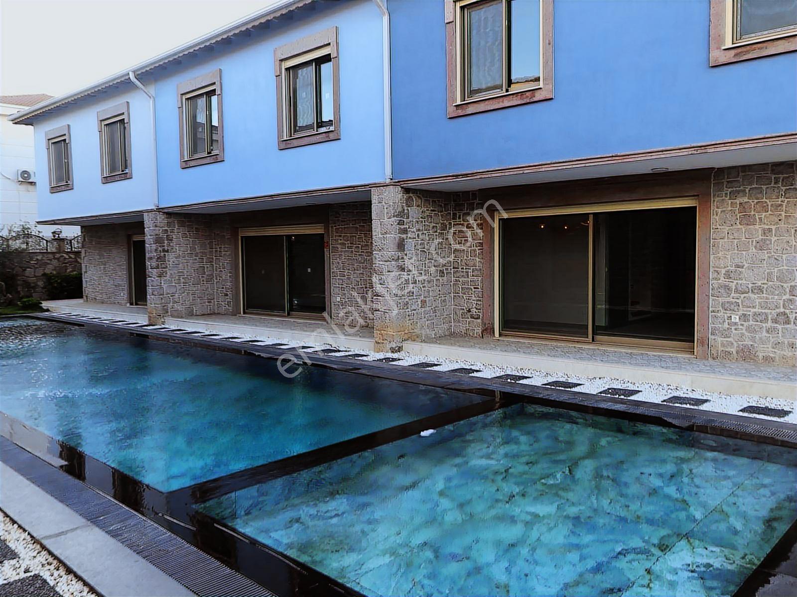 Ayvalık Sarımsaklı'da Mükemmel Konumda Emsalsiz Satılık Villa