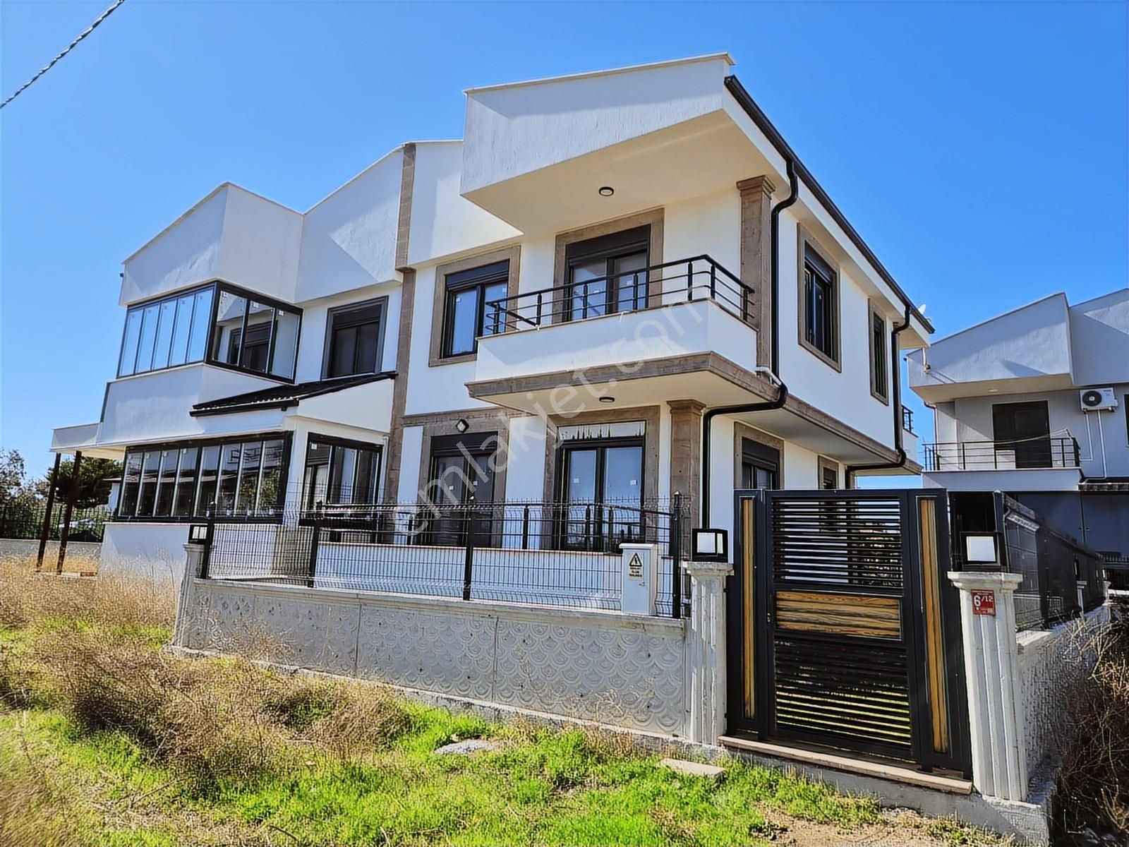 Route 10'dan Ayvalık Sarımsaklı'da Harika Tasarım Satılık Villa