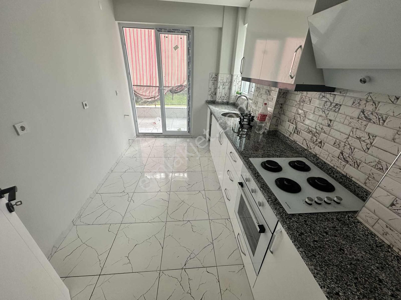 Serikte Merkezi Konumda Eşyasız 2+1 Daire - Görsel 9