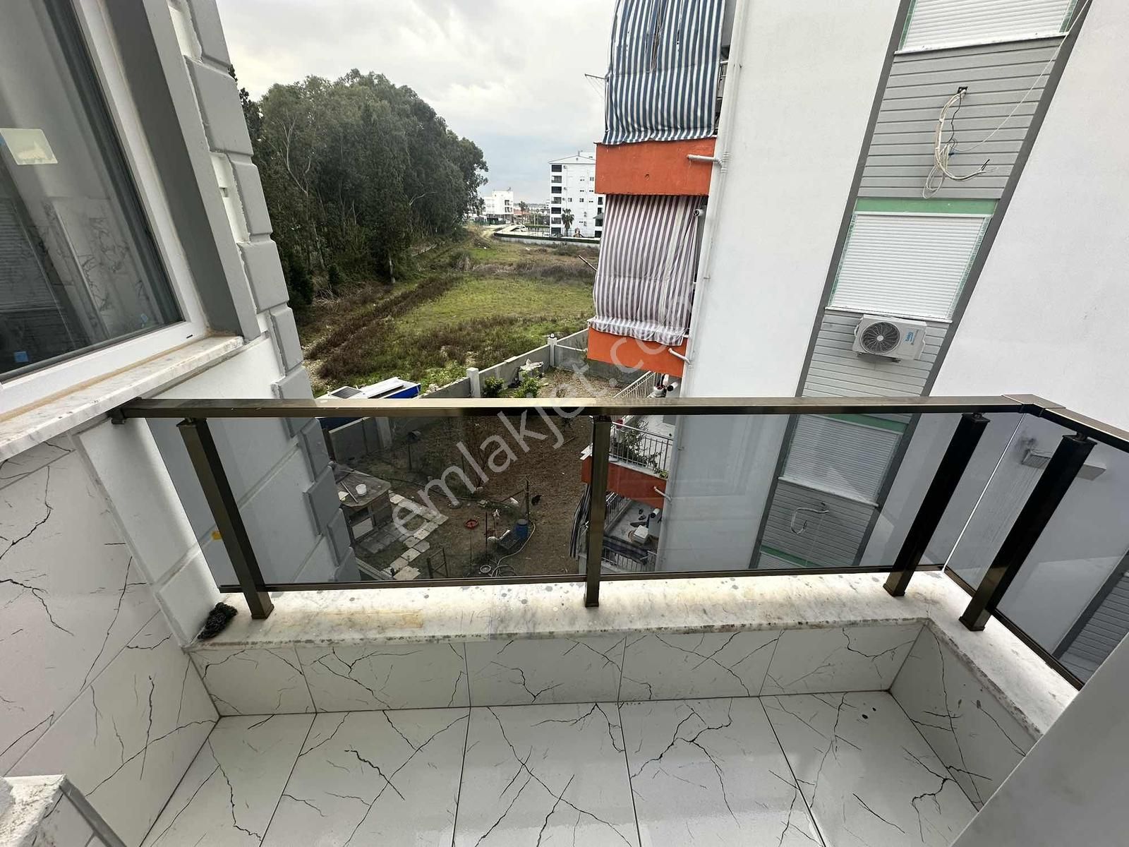 Serikte Merkezi Konumda Eşyasız 2+1 Daire - Görsel 5