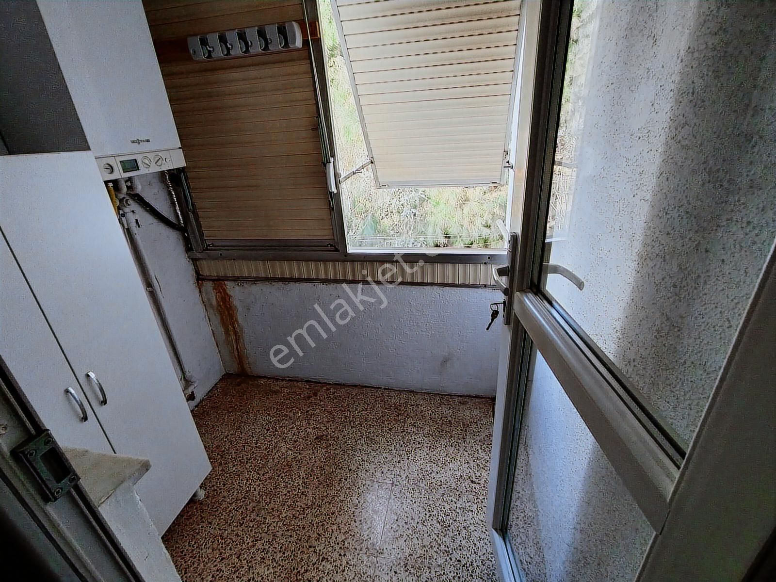 Karşıyaka Atatürk Bulvarında Kombili Bakımlı 3+1 Kiralık Daire - Görsel 2