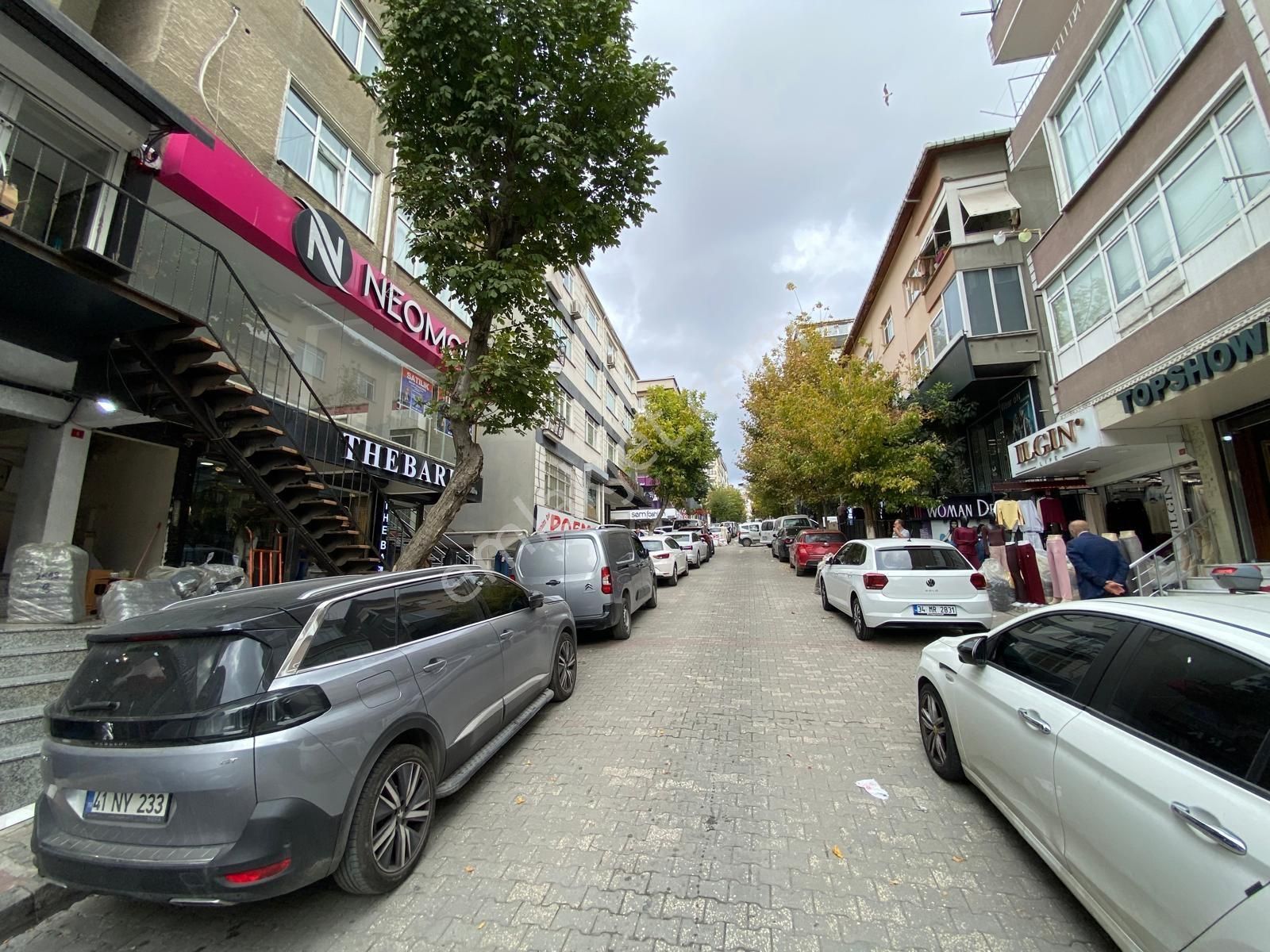 25 Metre Cepheli, Cam Vitrinli, Köşe Konumda Lüks Mağaza - Görsel 2