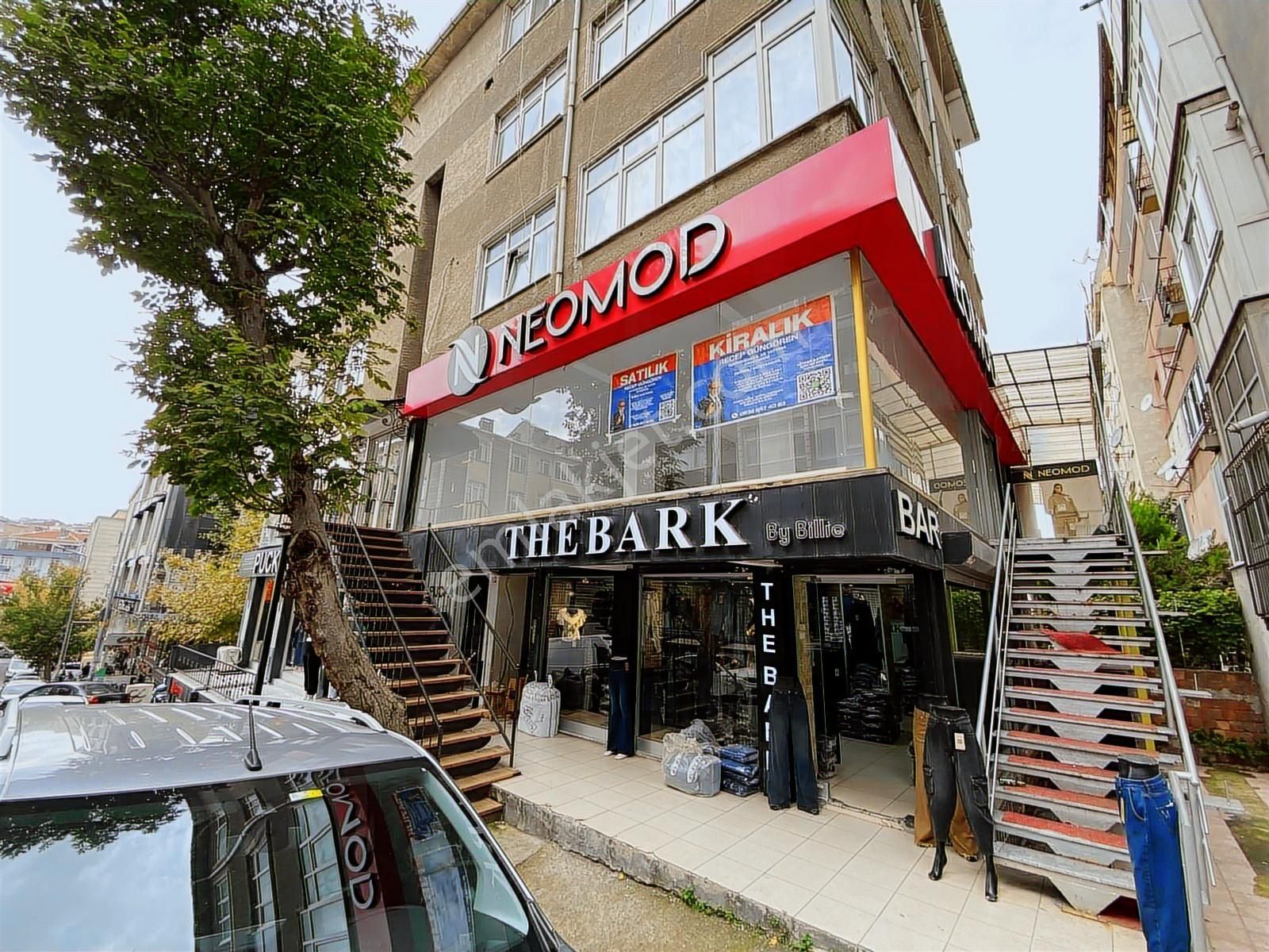 25 Metre Cepheli, Cam Vitrinli, Köşe Konumda Lüks Mağaza - Görsel 4
