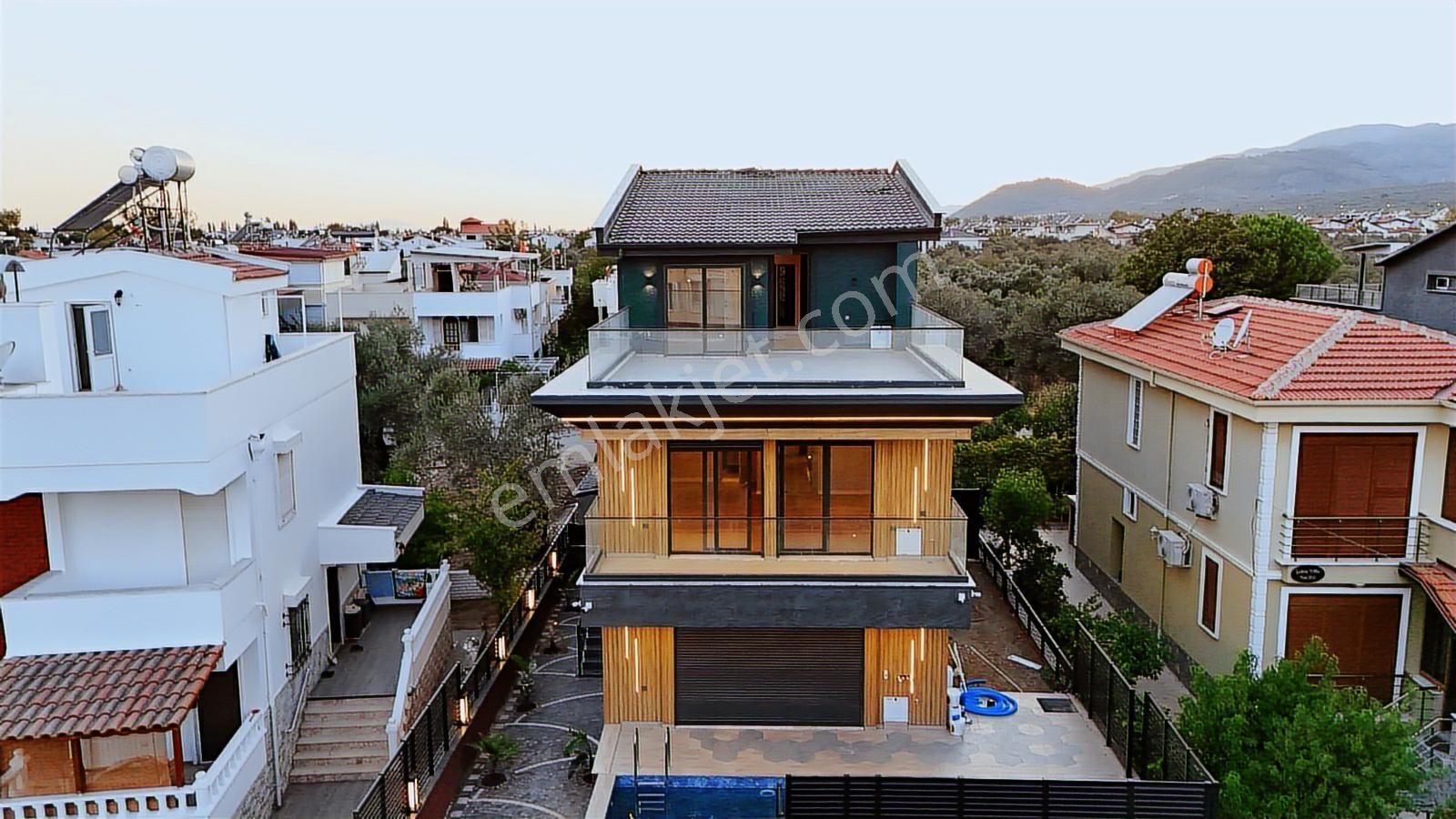 Kerim'den Güre'de Denize 300mt Lüks 5+1 Havuzlu Satılık Villa