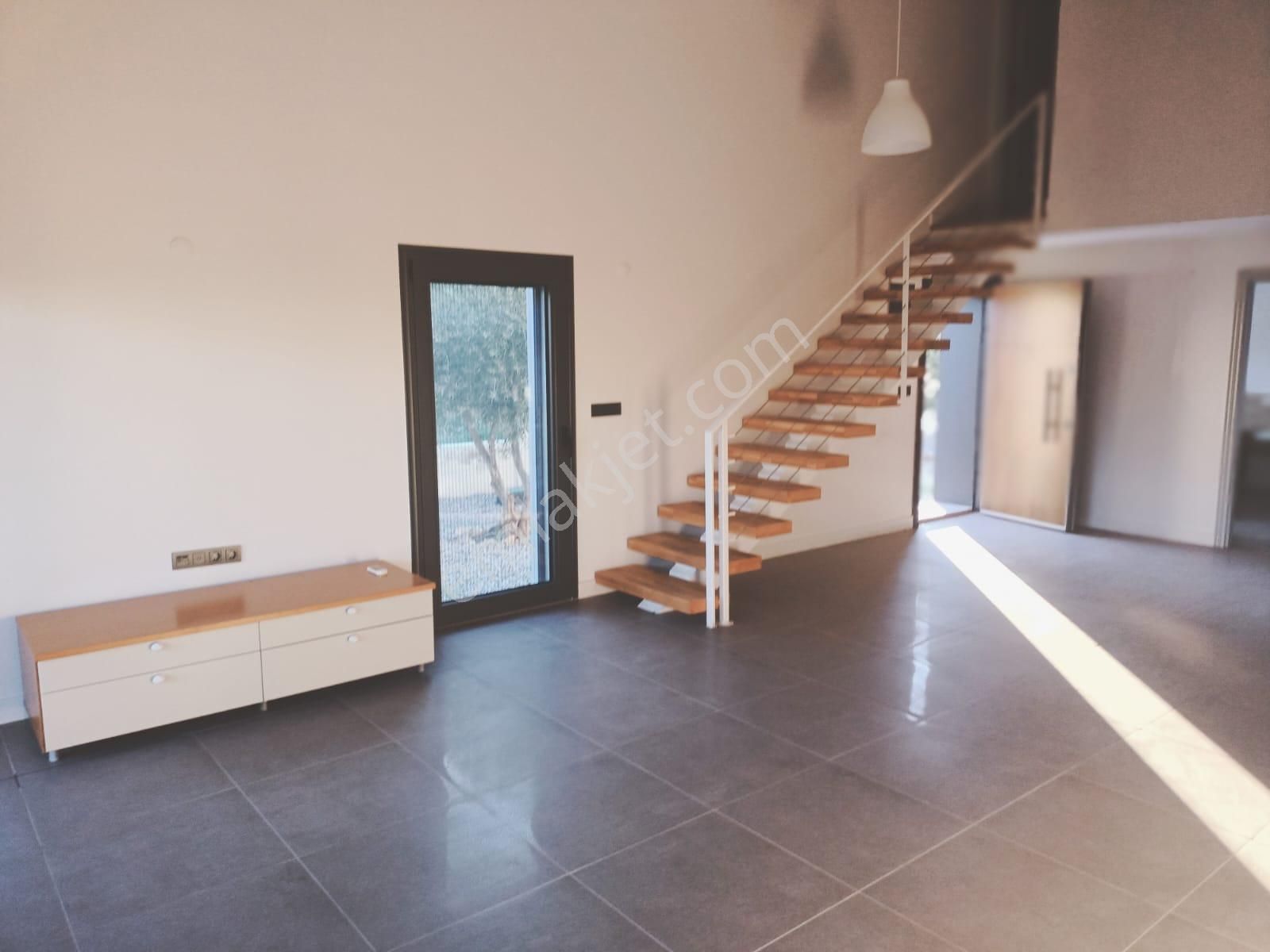 Çeşme Dalyan Marina Yakını Yıllık Kiralık Dubleks - Görsel 15