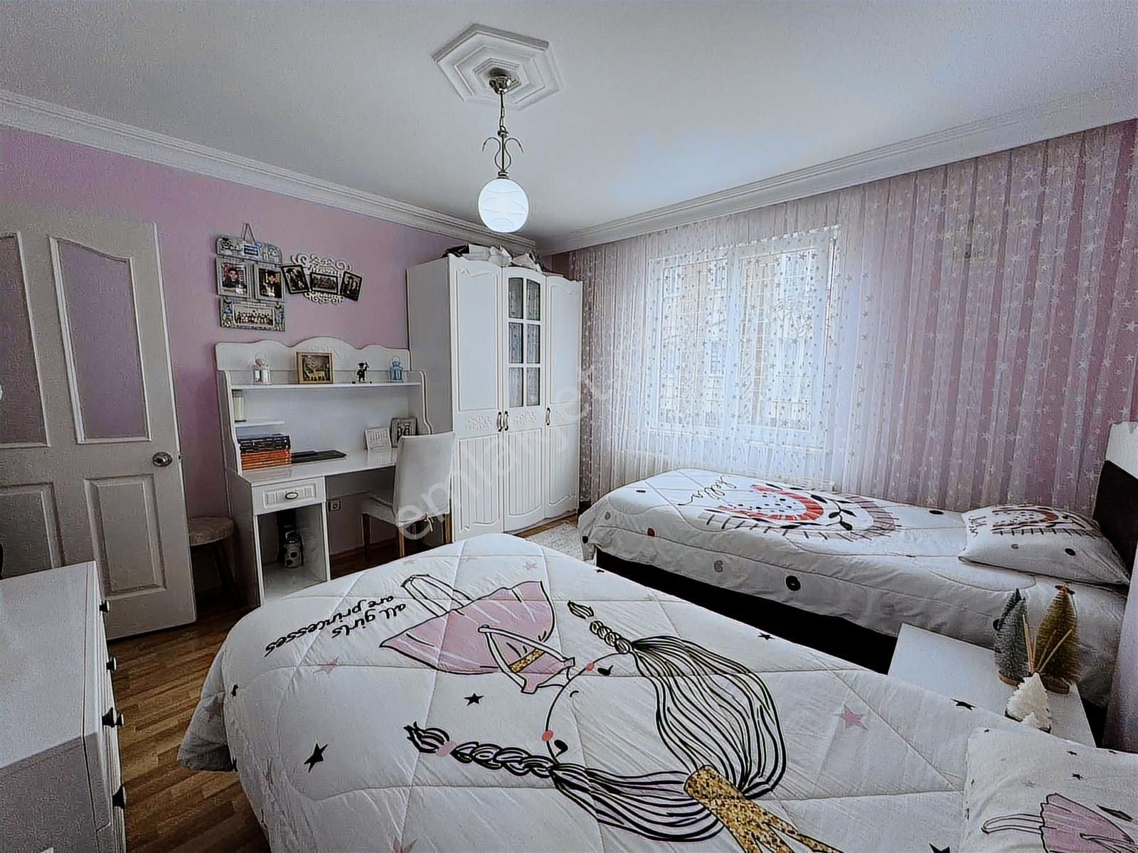 Çamlık Mah. Metroya 5 Dk. Çift Balkon Ve Şömineli Ara Kat 3+1 - Görsel 2