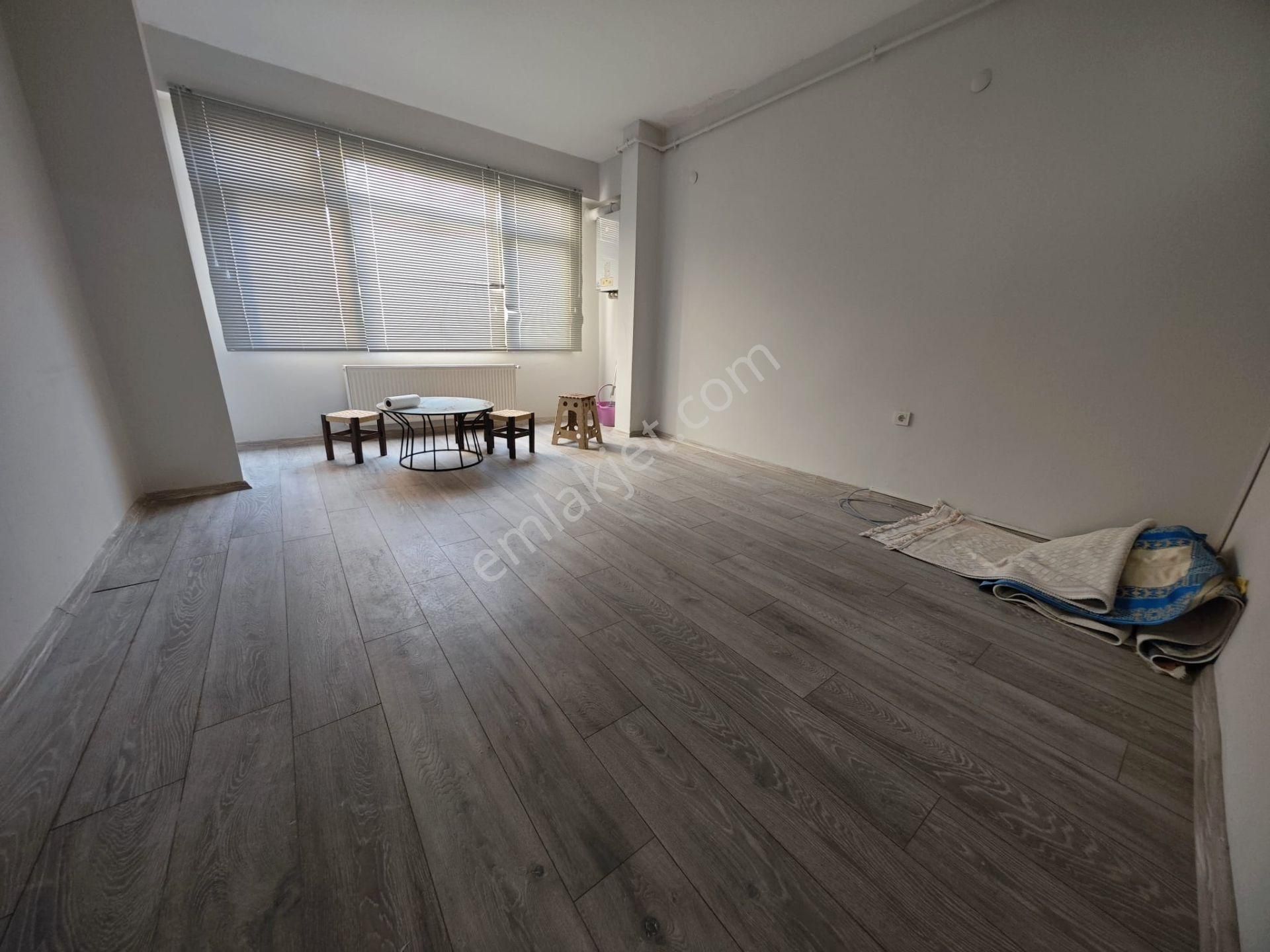 Yıldız Dan Metrobüse Çok Yakın Kredili Yatırımlık 1+1 Ara Kat Daire - Görsel 3