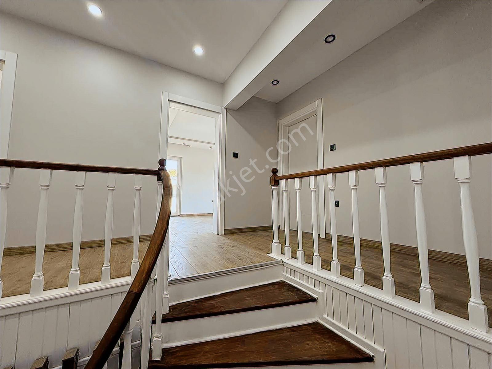 Çengelköyde____site İçinde______masrafsız 300 M2 Triplex Villa - Görsel 12