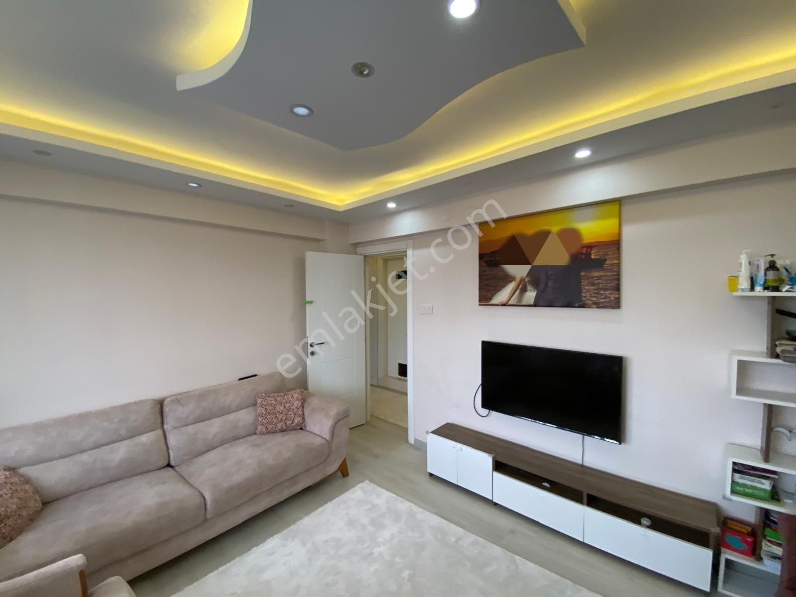 Üçyol Meydan Yakını Full Yapılı Otoparklı 2.kat Önü Açık Daire