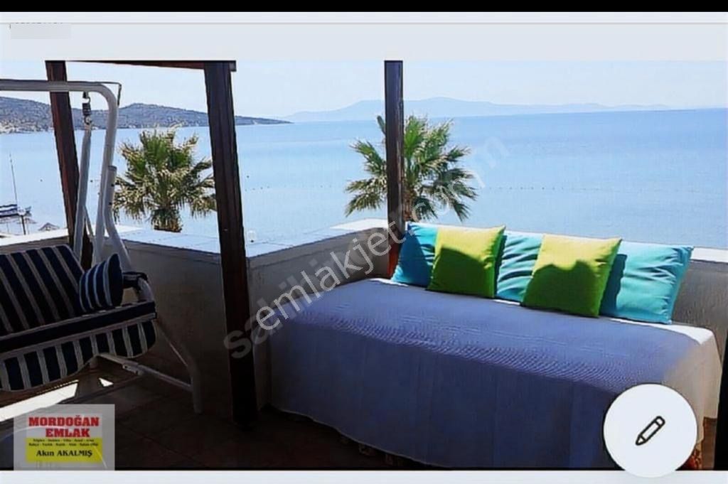 Mordoğan Emlaktan Manal Koyunda Denize Sıfır Satılık Yazlık