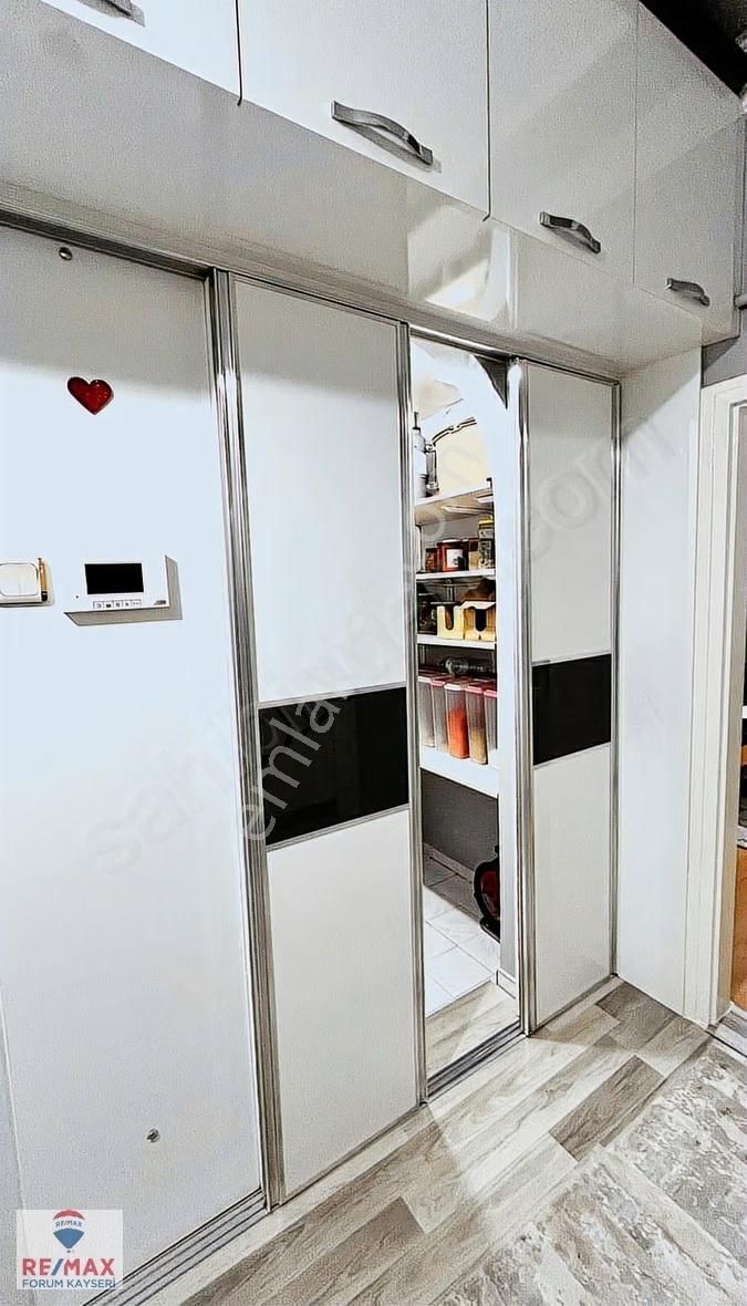 Zümrüt Mahallesinde İçi Yapılı 3+1 Satılık Daire - Görsel 8