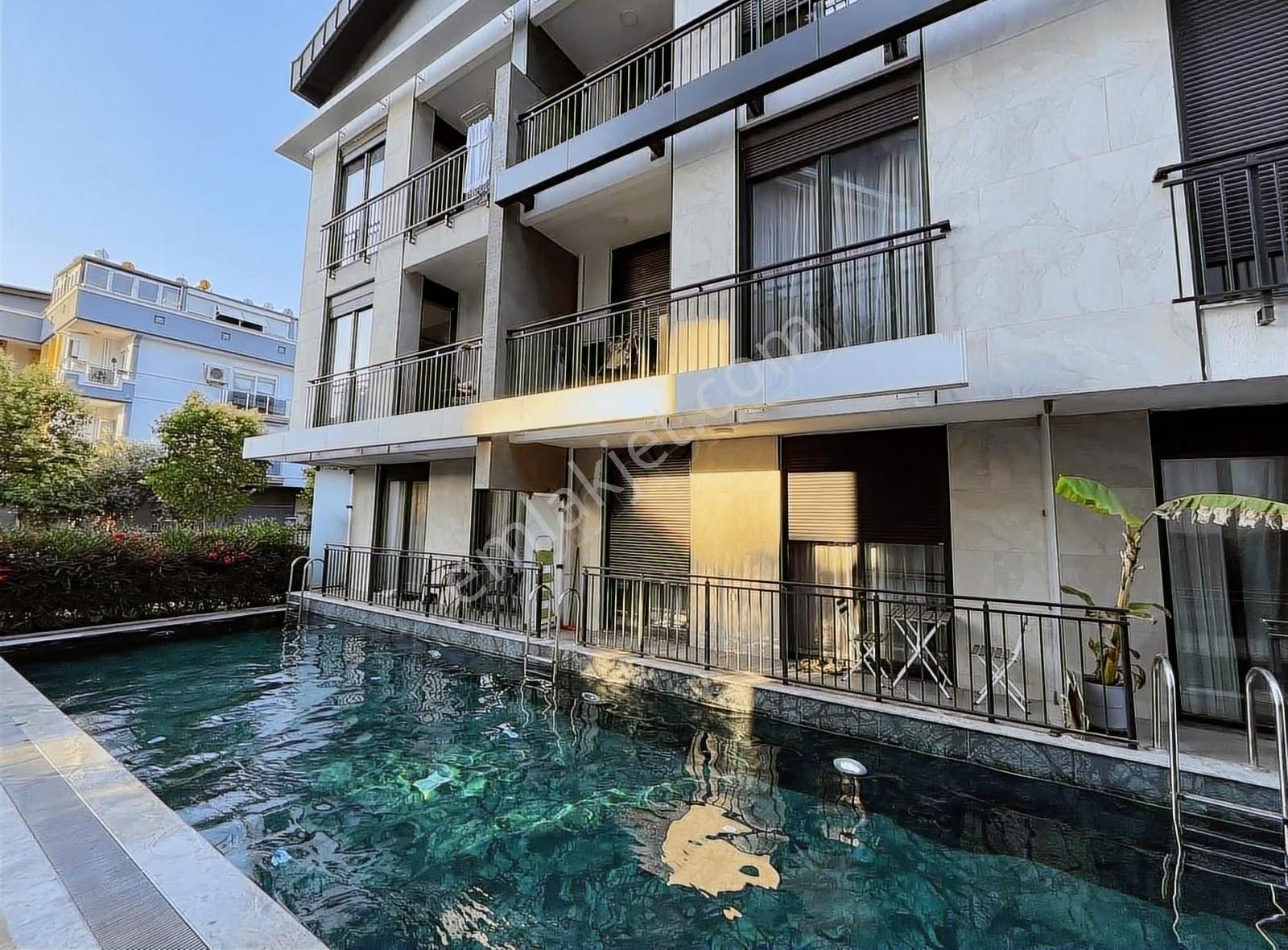 Hümeyra Avcı'dan Azur Park Resıdence'de Lüx Eşyalı Kiralık