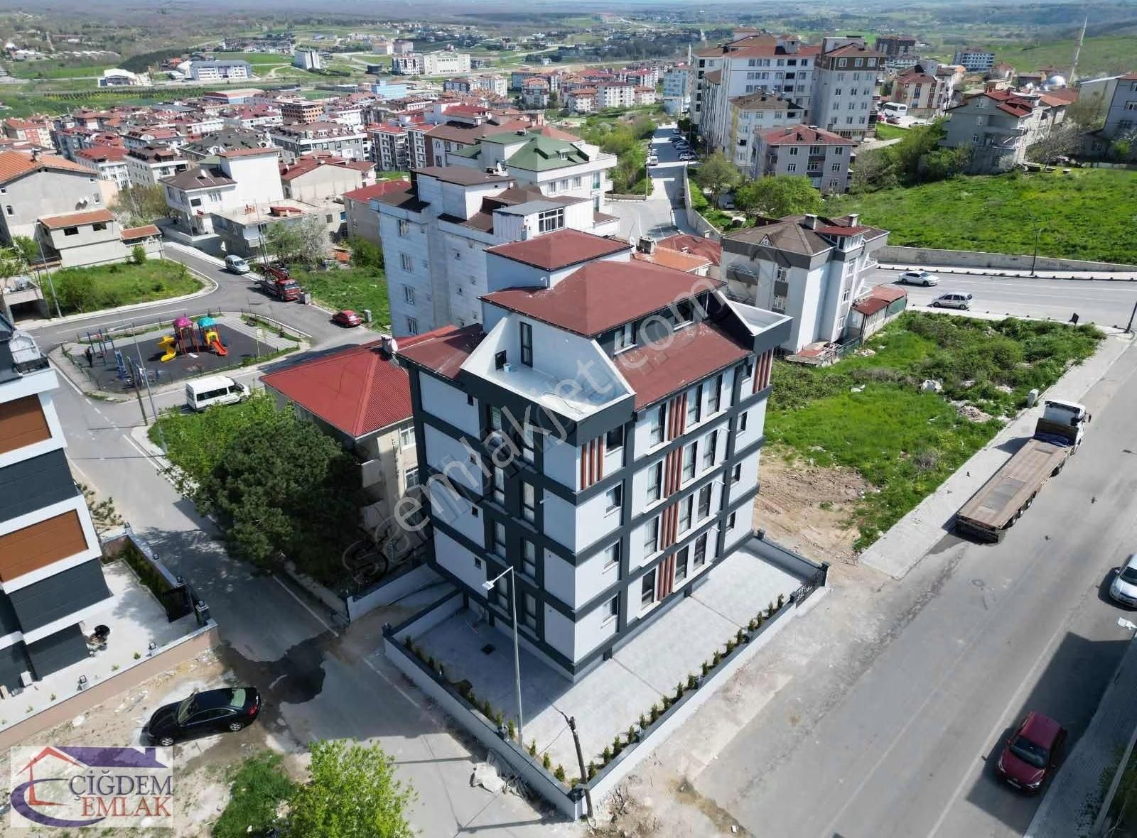 İstasyon Mahallesi Ana Cadde Üzerinde Eşyalı Satılık Daire