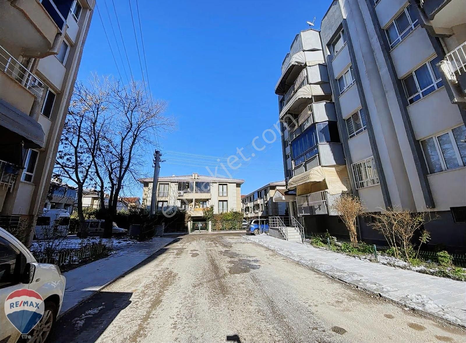 Remax Maviden Ozanlar Da Öğretmen Bloklarında 3+1 Ara Kat Daire - Görsel 2