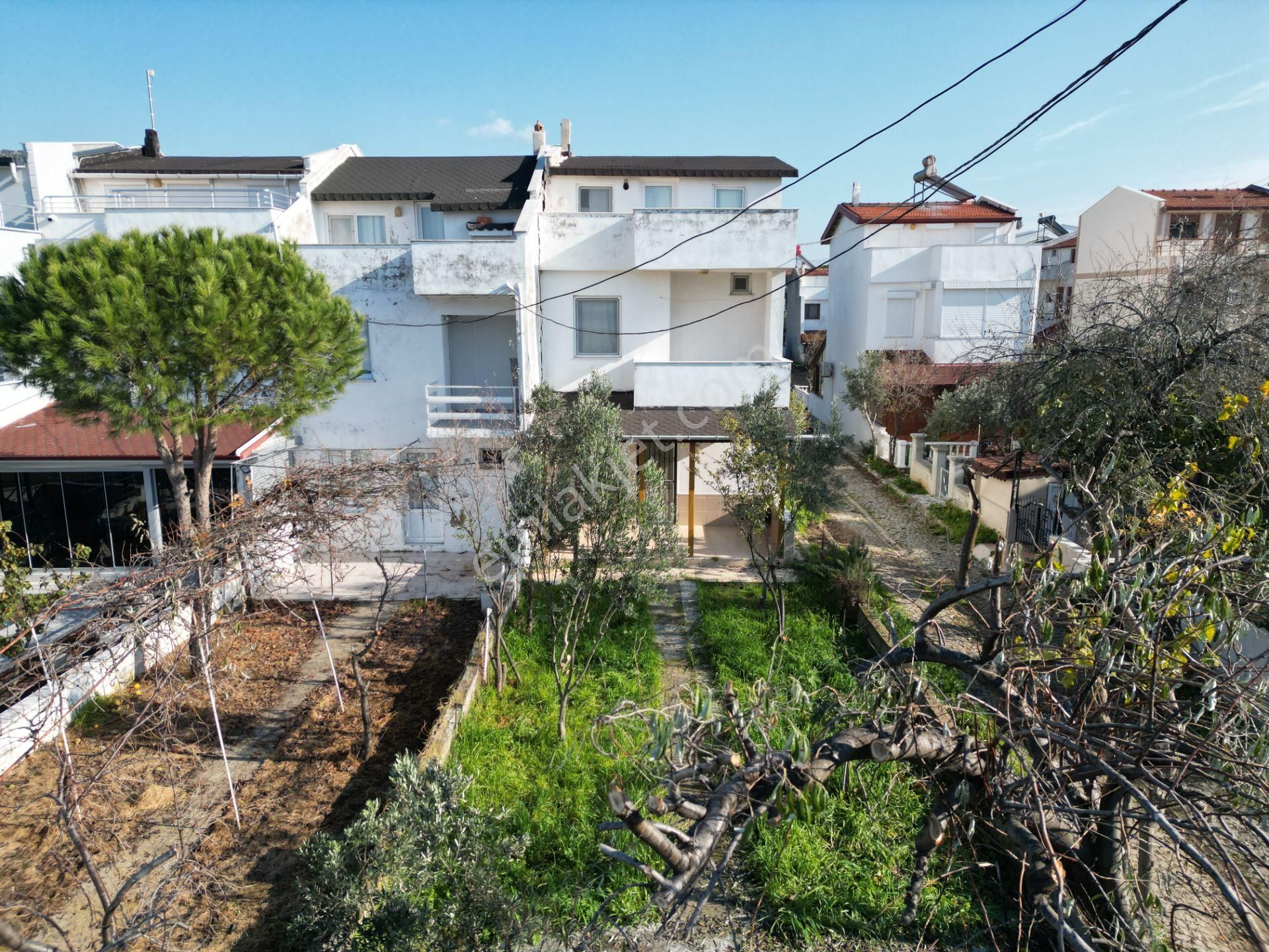 Altınova Sahilde Deniz Manzaralı Satılık 3+1 Köşe Triplex Villa